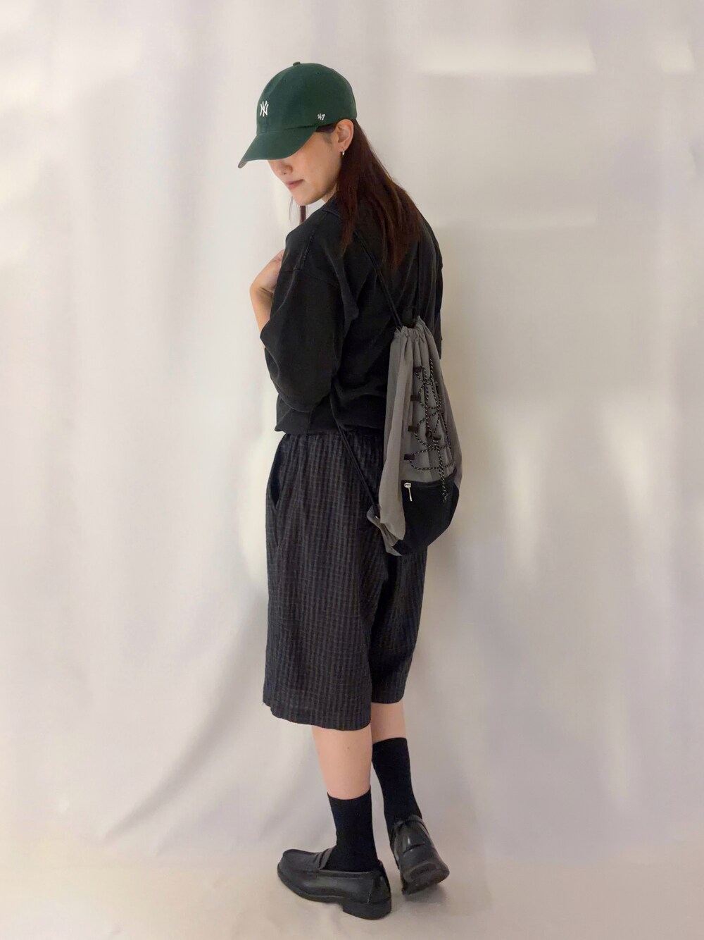ブラック系のTシャツ/カットソー、ブラック系のその他パンツ、グレー系のショルダーバッグを着用したレディースの夏コーディネートの2枚目の写真