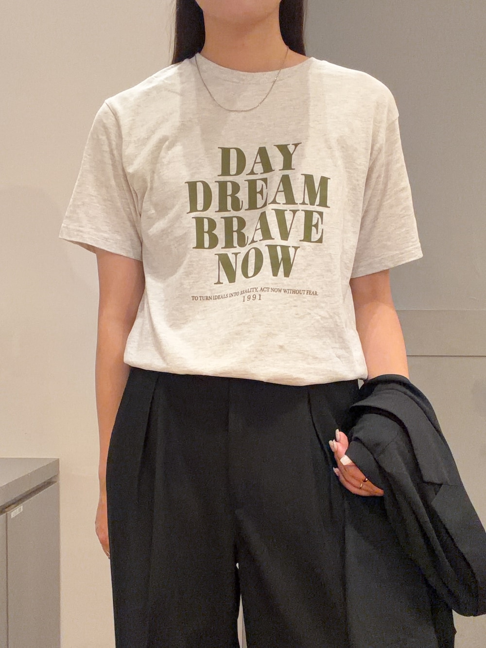 グレー系のTシャツ/カットソー、ブラック系のテーラードジャケット、ブラック系のキャップを着用したレディースの夏コーディネートの6枚目の写真