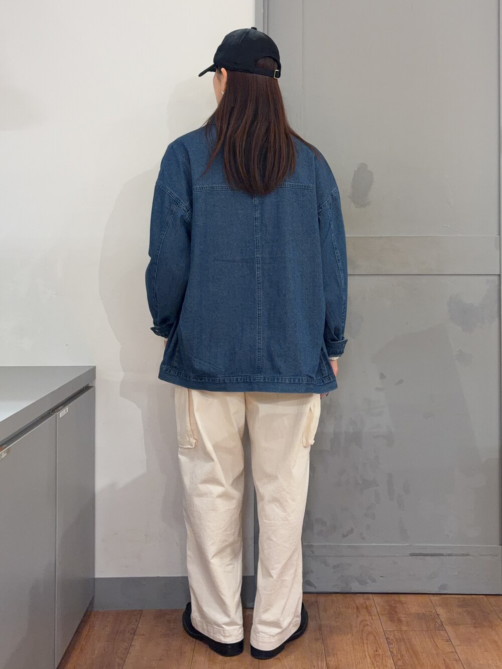 ホワイト系のTシャツ/カットソー、ブルー系のシャツ/ブラウス、ホワイト系のその他パンツを着用したレディースの秋コーディネートの3枚目の写真