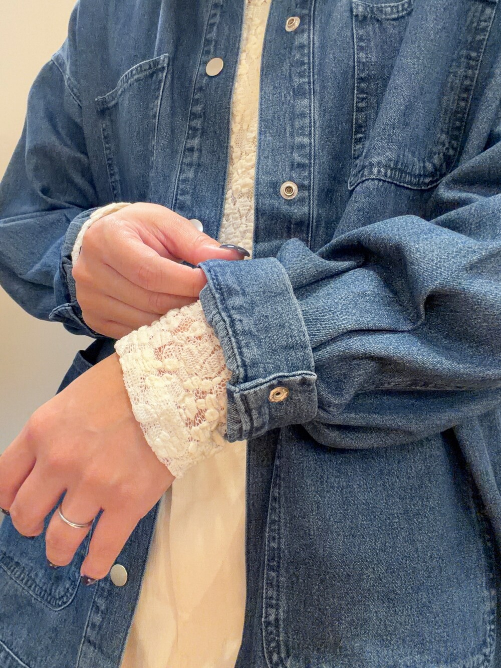 ホワイト系のTシャツ/カットソー、ブルー系のシャツ/ブラウス、ホワイト系のその他パンツを着用したレディースの秋コーディネートの4枚目の写真
