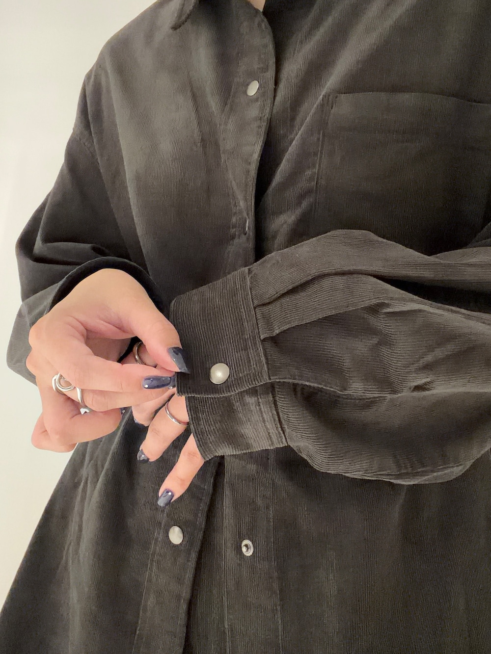 グレー系のシャツ/ブラウス、グレー系のその他パンツ、ブラック系のキャップを着用したレディースの秋コーディネートの6枚目の写真