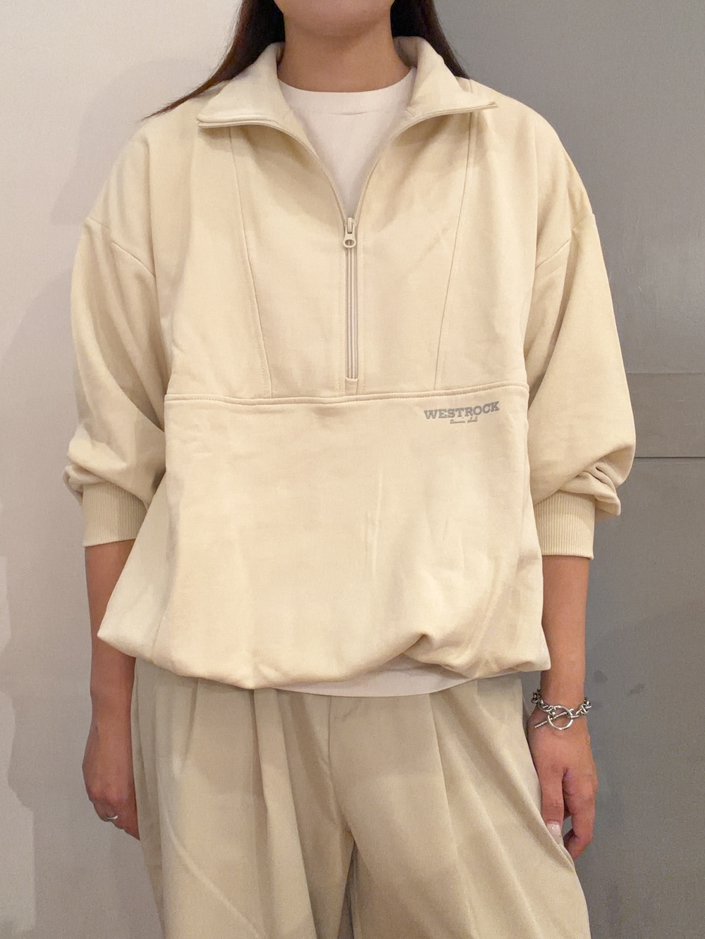 グレー系のその他パンツ、ベージュ系のスウェット、ホワイト系のTシャツ/カットソーを着用したレディースの秋コーディネートの4枚目の写真