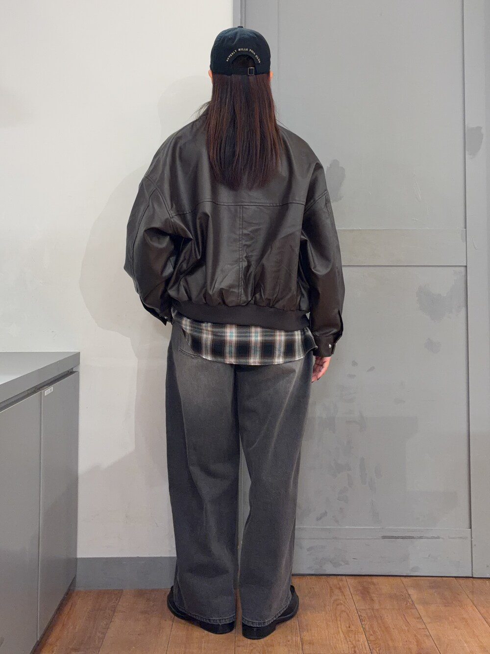 ブラック系のシャツ/ブラウス、ブラック系のその他パンツ、ブラック系のキャップを着用したレディースの秋コーディネートの3枚目の写真