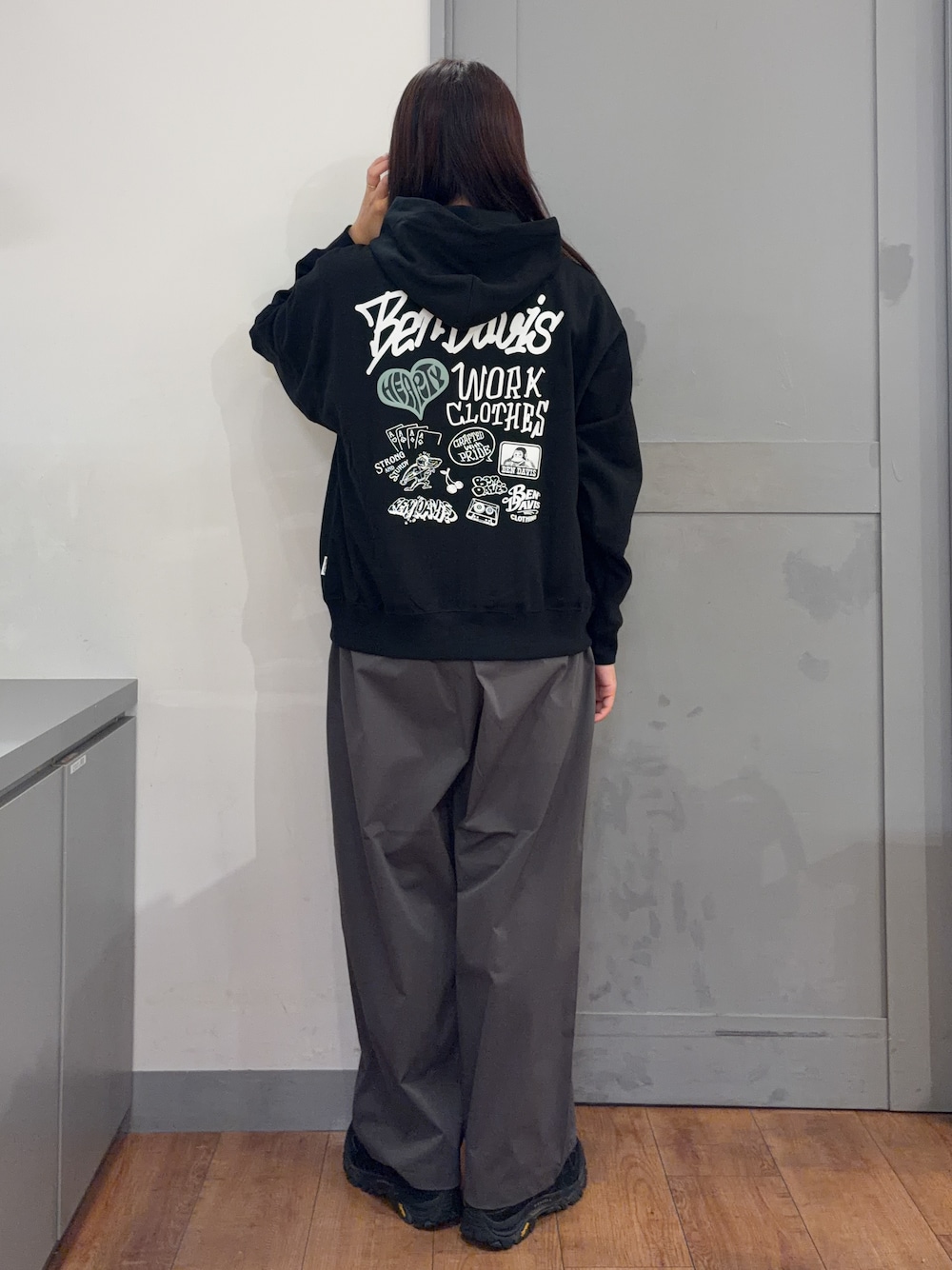 グレー系のその他パンツ、ブラック系のTシャツ/カットソー、ホワイト系のTシャツ/カットソーを着用したレディースの秋コーディネートの3枚目の写真