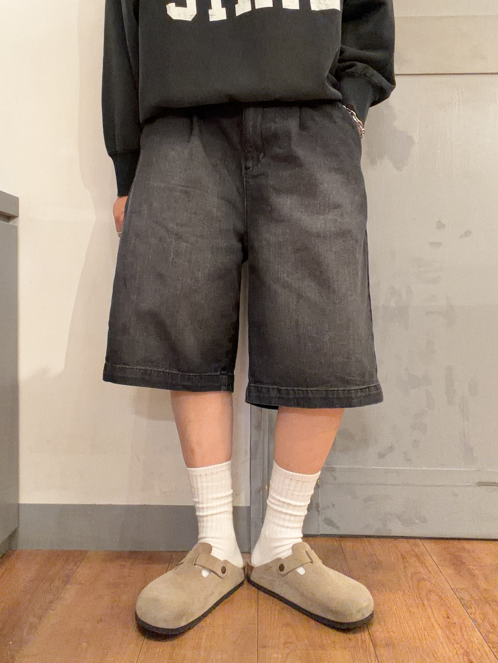グレー系のスウェット、ブラック系のその他パンツ、ブラウン系のキャップを着用したレディースの秋コーディネートの5枚目の写真