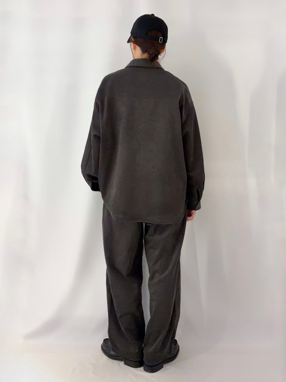 グレー系のシャツ/ブラウス、グレー系のその他パンツ、ブラック系のキャップを着用したレディースの秋コーディネートの3枚目の写真