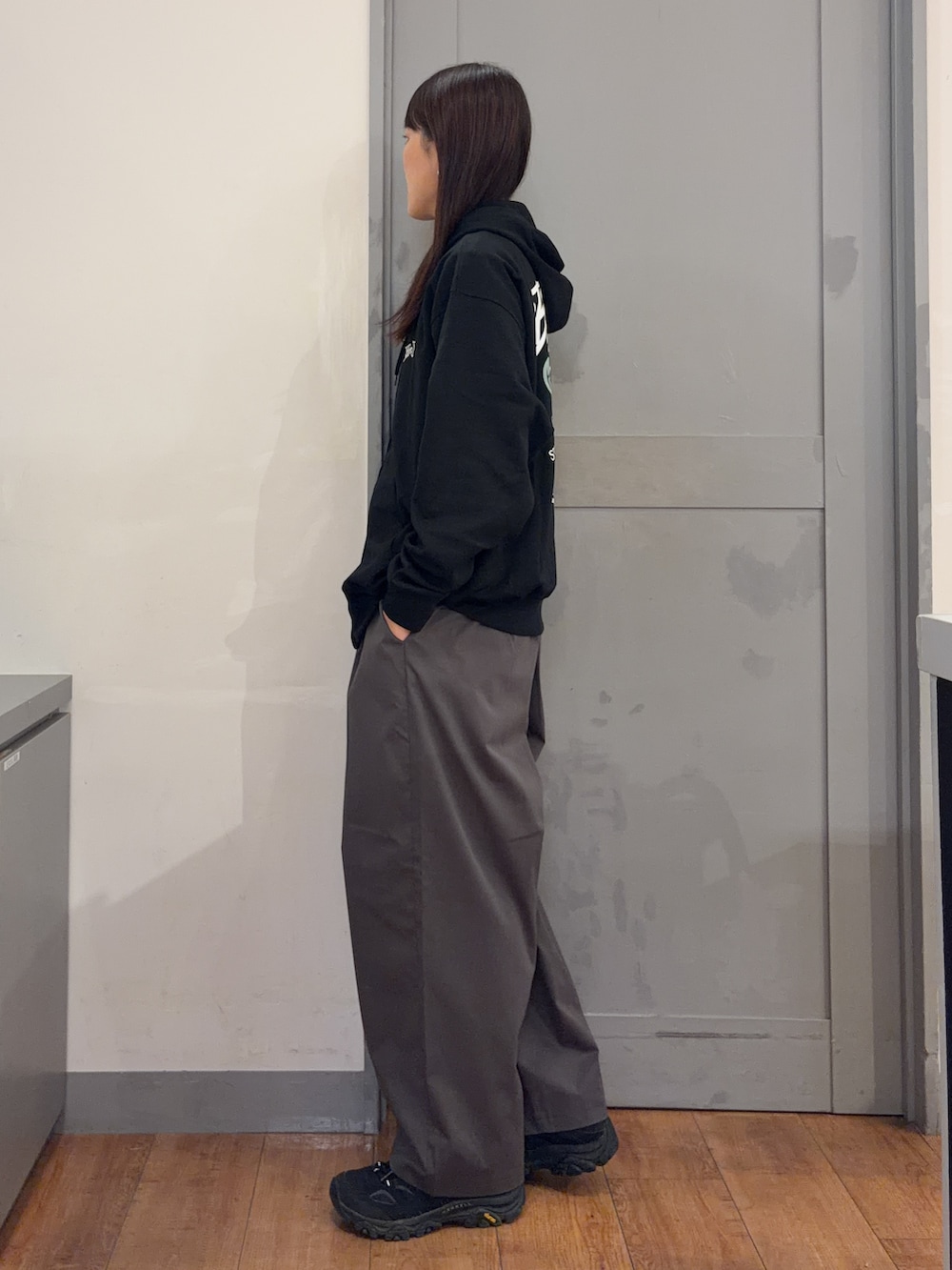 グレー系のその他パンツ、ブラック系のTシャツ/カットソー、ホワイト系のTシャツ/カットソーを着用したレディースの秋コーディネートの2枚目の写真