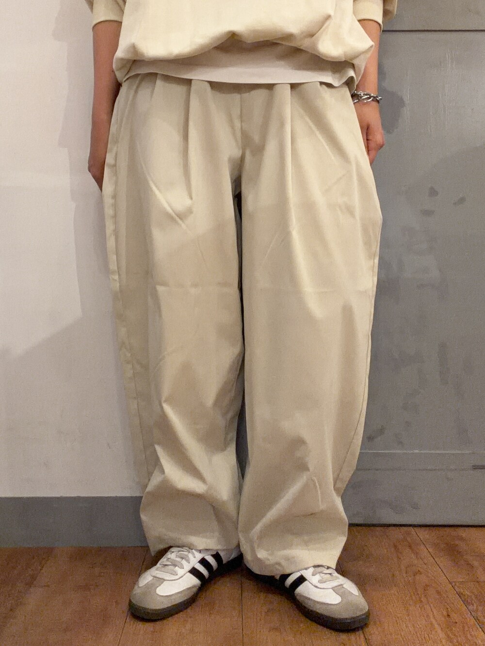 グレー系のその他パンツ、ベージュ系のスウェット、ホワイト系のTシャツ/カットソーを着用したレディースの秋コーディネートの7枚目の写真