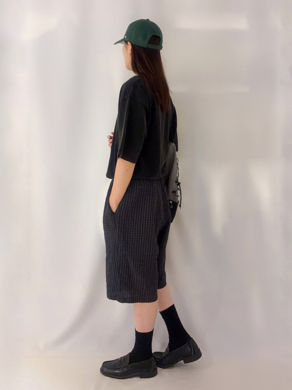 ブラック系のTシャツ/カットソー、ブラック系のその他パンツ、グレー系のショルダーバッグを着用したレディースの夏コーディネートの3枚目の写真