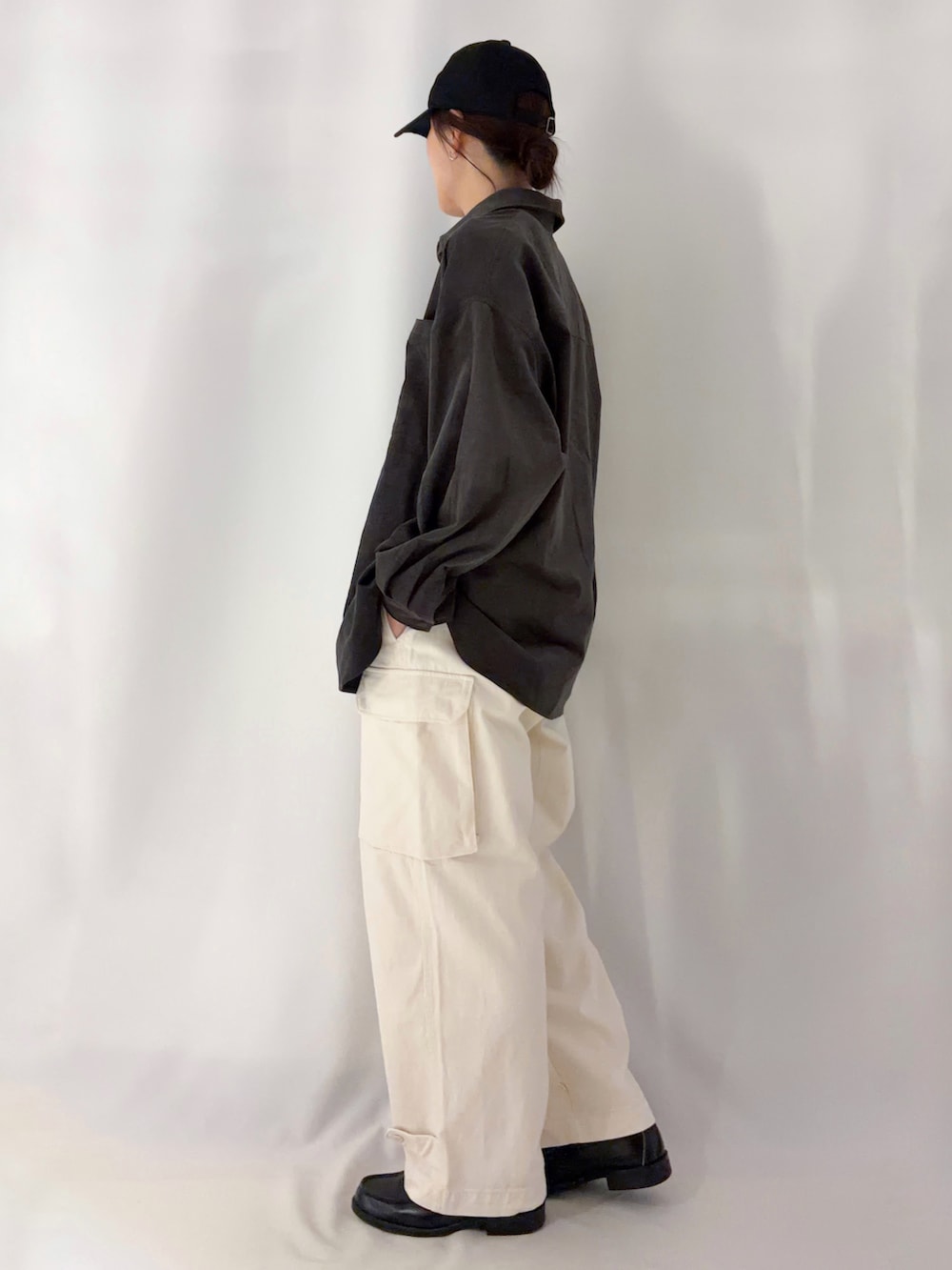 グレー系のシャツ/ブラウス、ホワイト系のその他パンツ、ブラック系のベルトを着用したレディースの秋コーディネートの2枚目の写真
