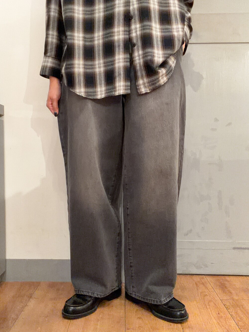 ブラック系のシャツ/ブラウス、ブラック系のその他パンツ、ブラック系のキャップを着用したレディースの秋コーディネートの6枚目の写真