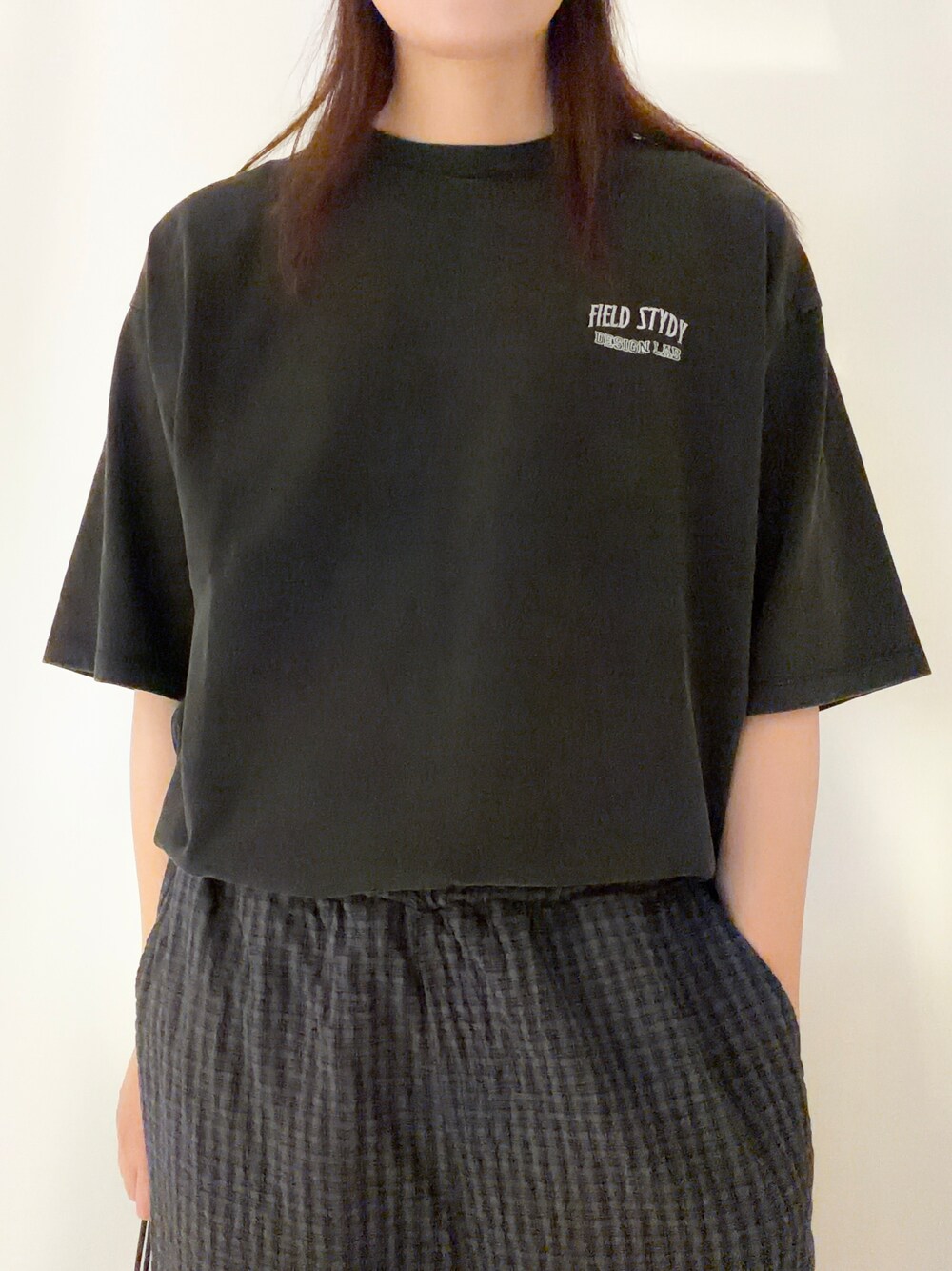 ブラック系のTシャツ/カットソー、ブラック系のその他パンツ、グレー系のショルダーバッグを着用したレディースの夏コーディネートの5枚目の写真