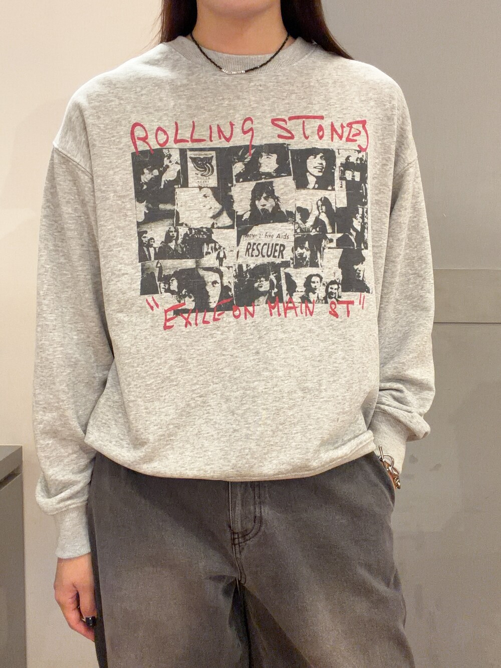 グレー系のTシャツ/カットソー、ブラック系のその他パンツ、グリーン系のキャップを着用したレディースの秋コーディネートの4枚目の写真