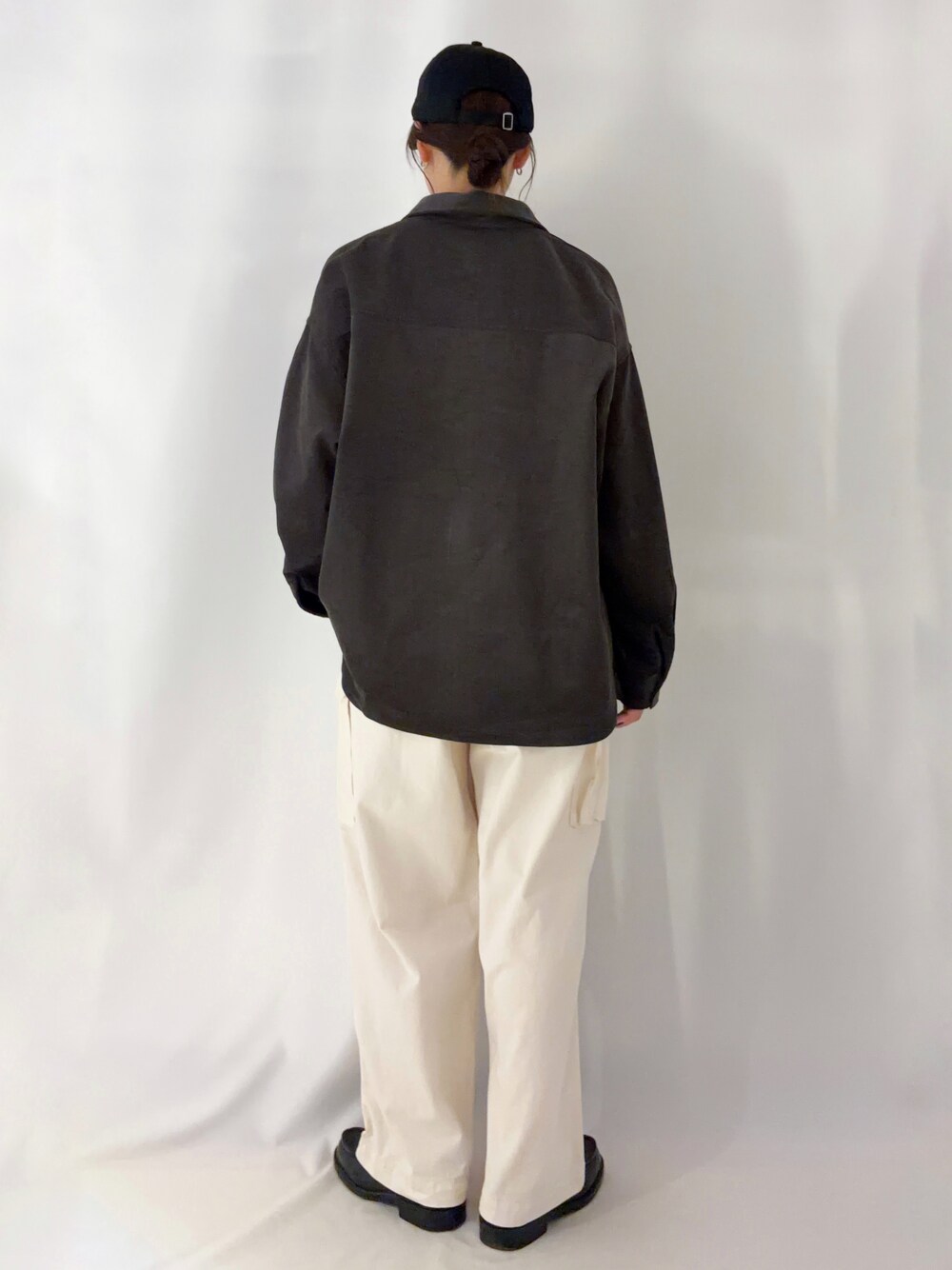 グレー系のシャツ/ブラウス、ホワイト系のその他パンツ、ブラック系のベルトを着用したレディースの秋コーディネートの3枚目の写真