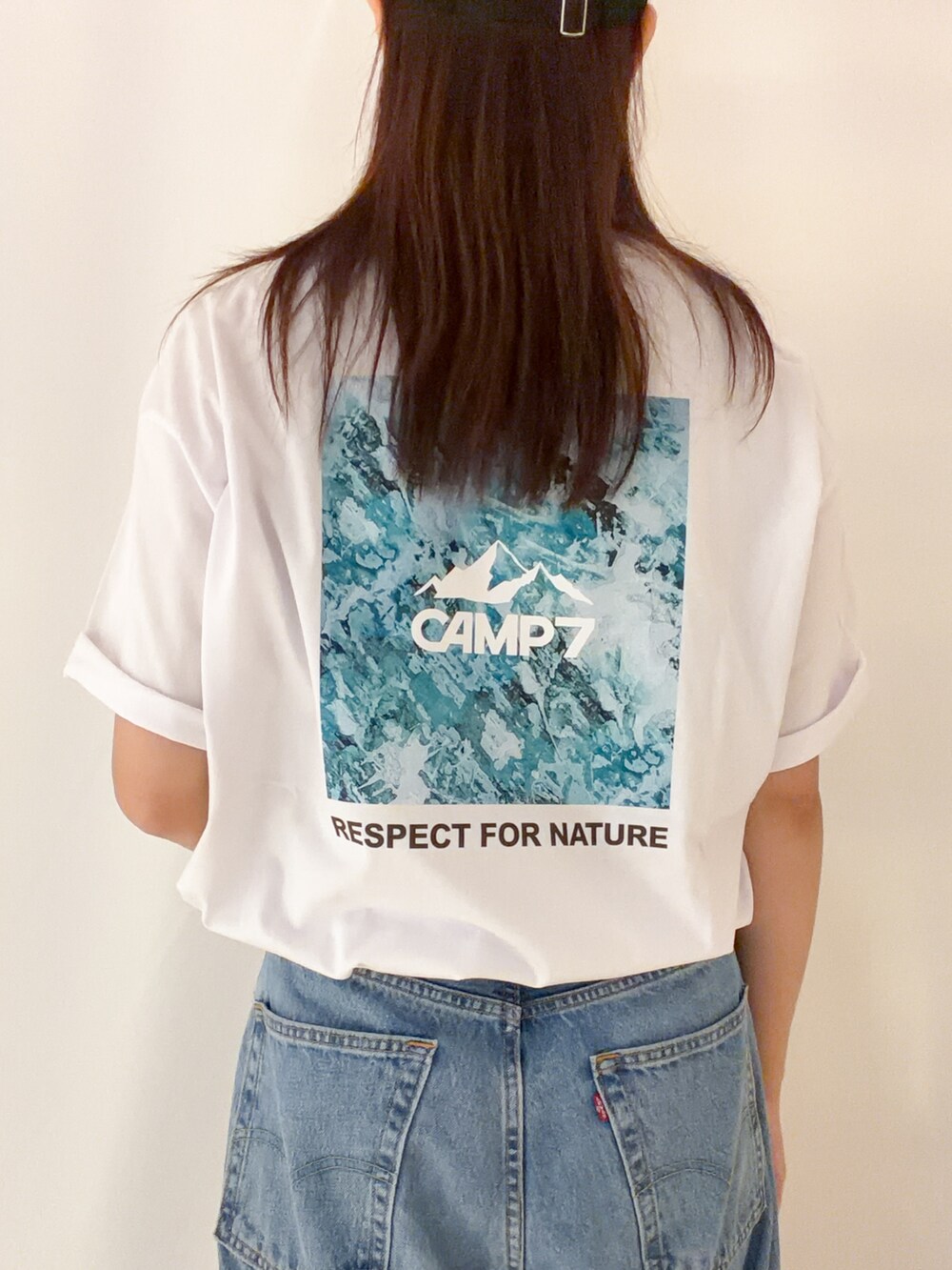 ホワイト系のTシャツ/カットソー、ブラック系のショルダーバッグ、ブラック系のキャップを着用したレディースの夏コーディネートの5枚目の写真