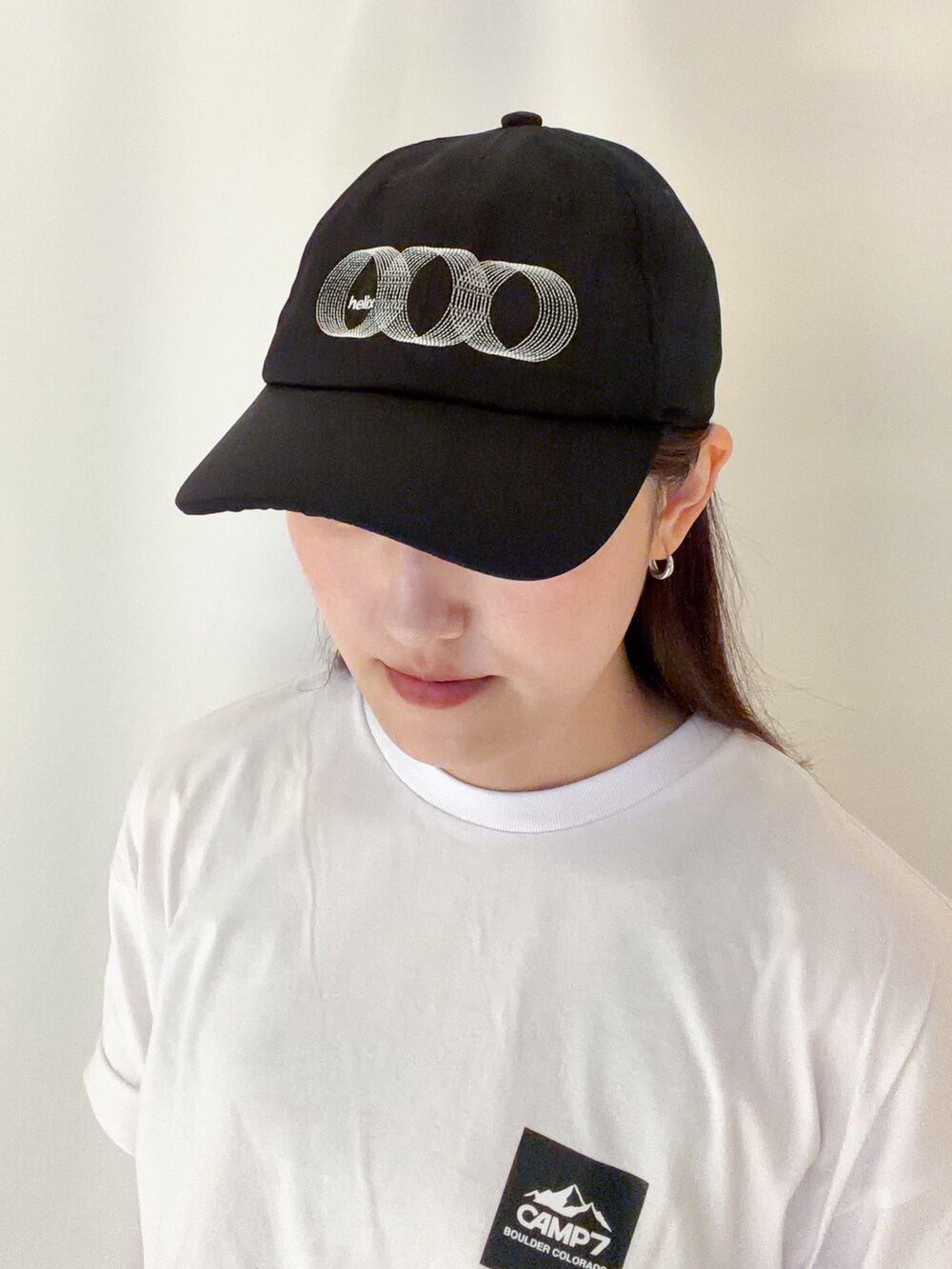 ホワイト系のTシャツ/カットソー、ブラック系のショルダーバッグ、ブラック系のキャップを着用したレディースの夏コーディネートの7枚目の写真