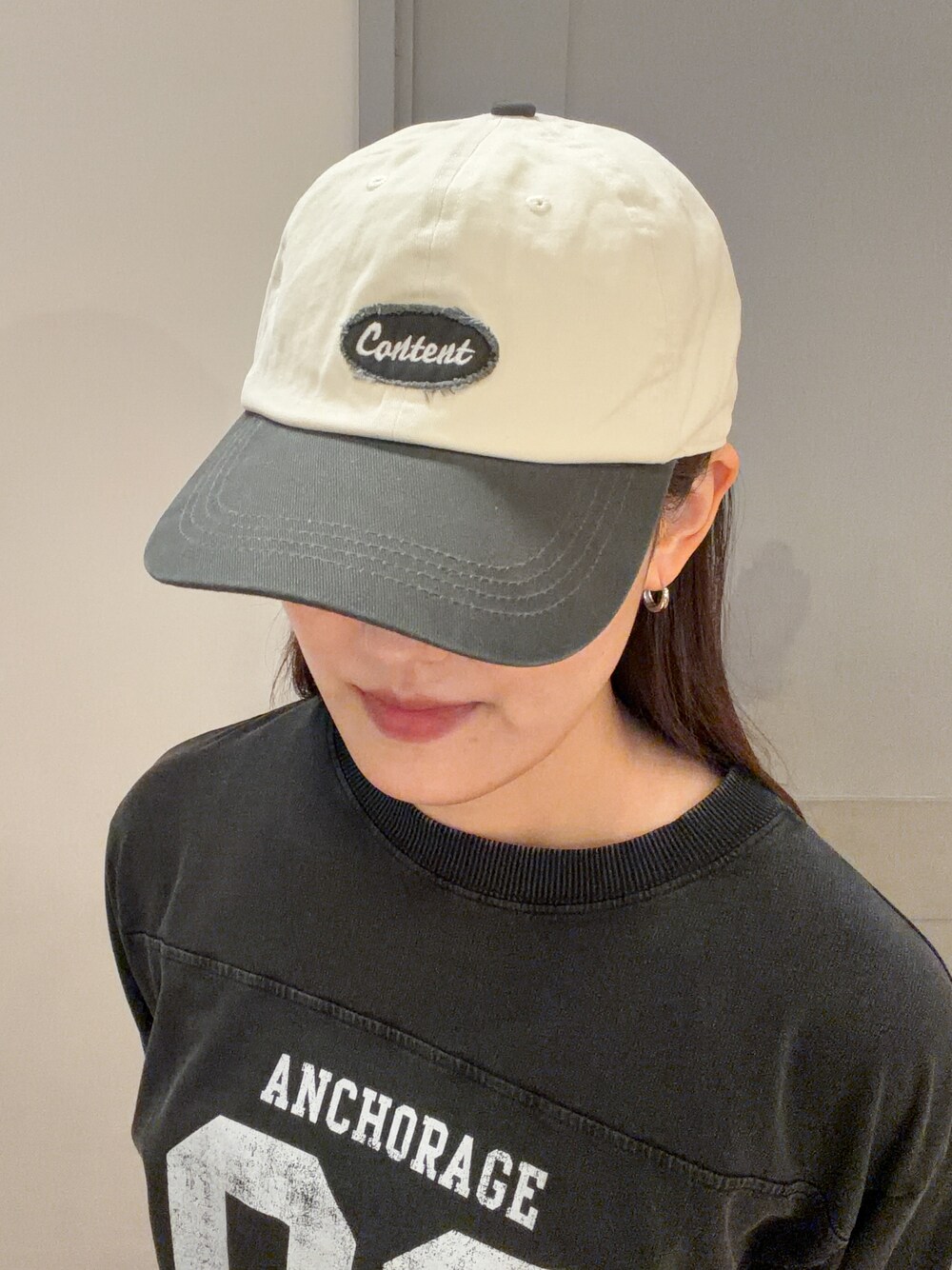 グレー系のミリタリージャケット、グレー系のTシャツ/カットソー、ブルー系のデニムパンツを着用したレディースの秋コーディネートの8枚目の写真