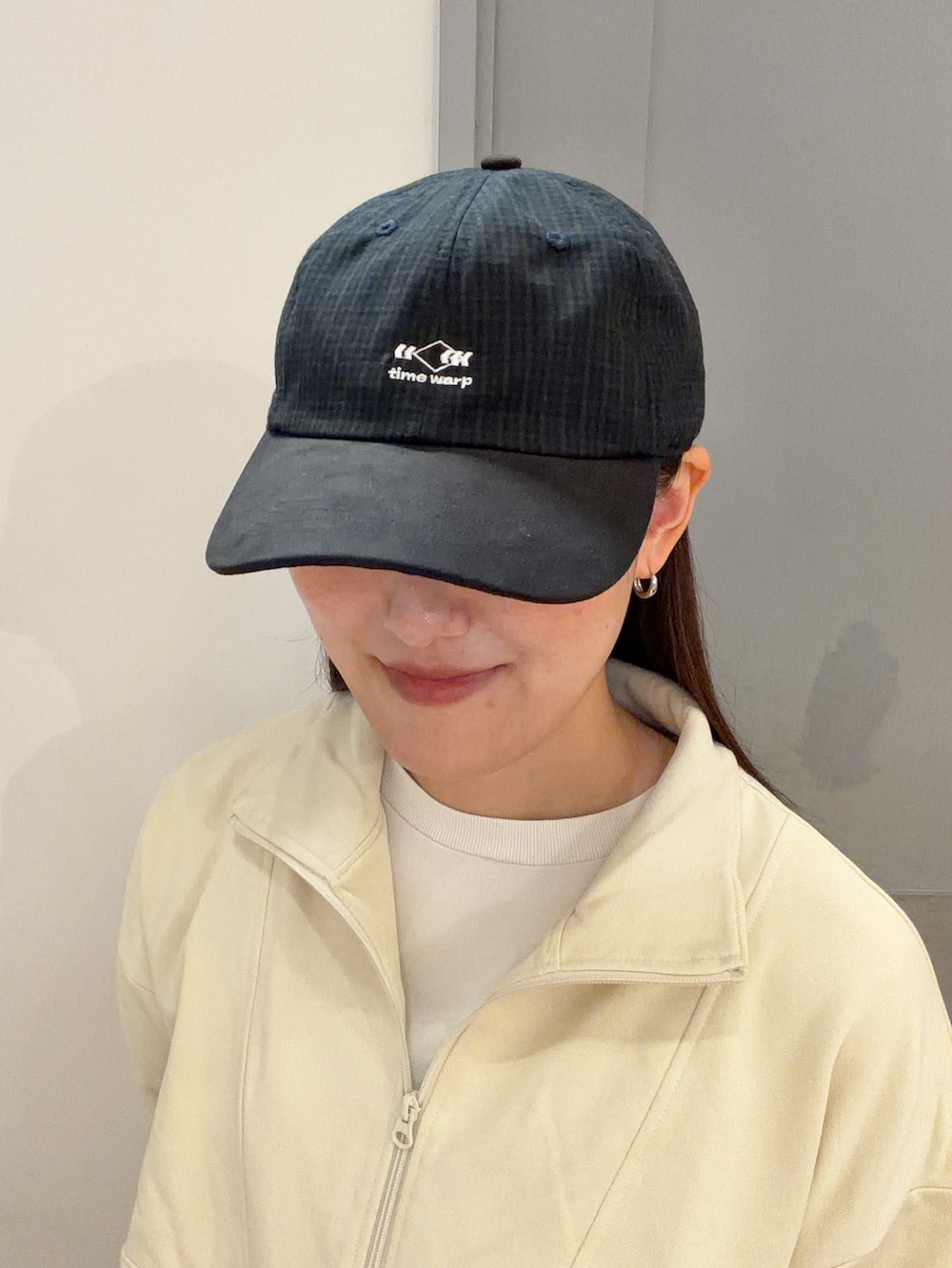 グレー系のその他パンツ、ベージュ系のスウェット、ホワイト系のTシャツ/カットソーを着用したレディースの秋コーディネートの8枚目の写真