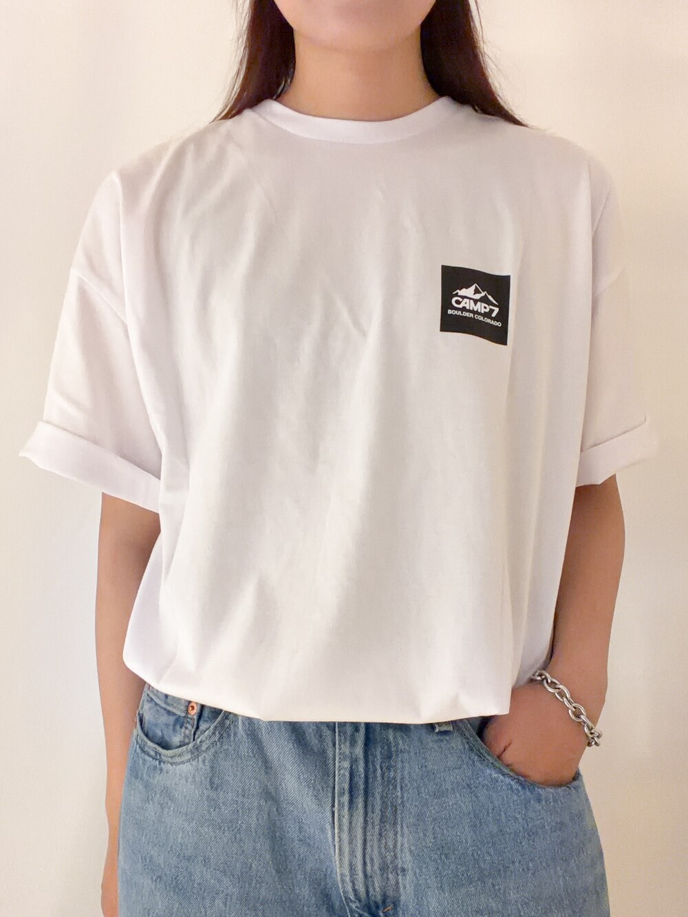 ホワイト系のTシャツ/カットソー、ブラック系のショルダーバッグ、ブラック系のキャップを着用したレディースの夏コーディネートの4枚目の写真