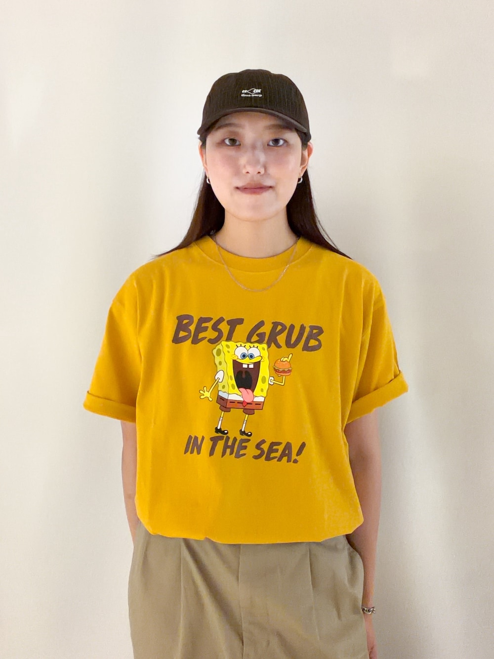 イエロー系のTシャツ/カットソー、ブラック系のショルダーバッグを着用したレディースの夏コーディネートの4枚目の写真
