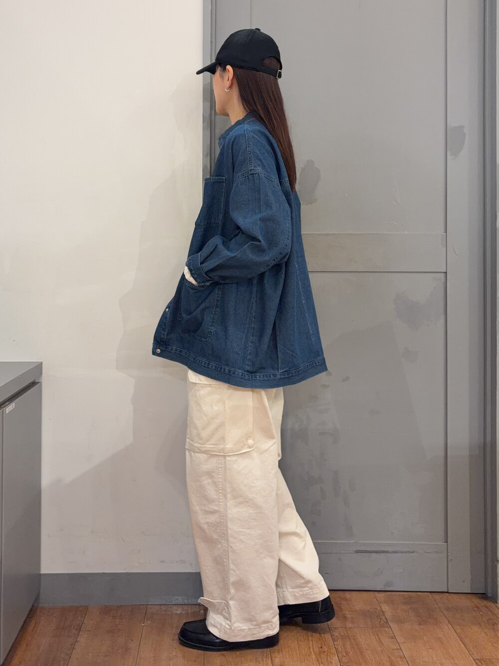 ホワイト系のTシャツ/カットソー、ブルー系のシャツ/ブラウス、ホワイト系のその他パンツを着用したレディースの秋コーディネートの2枚目の写真