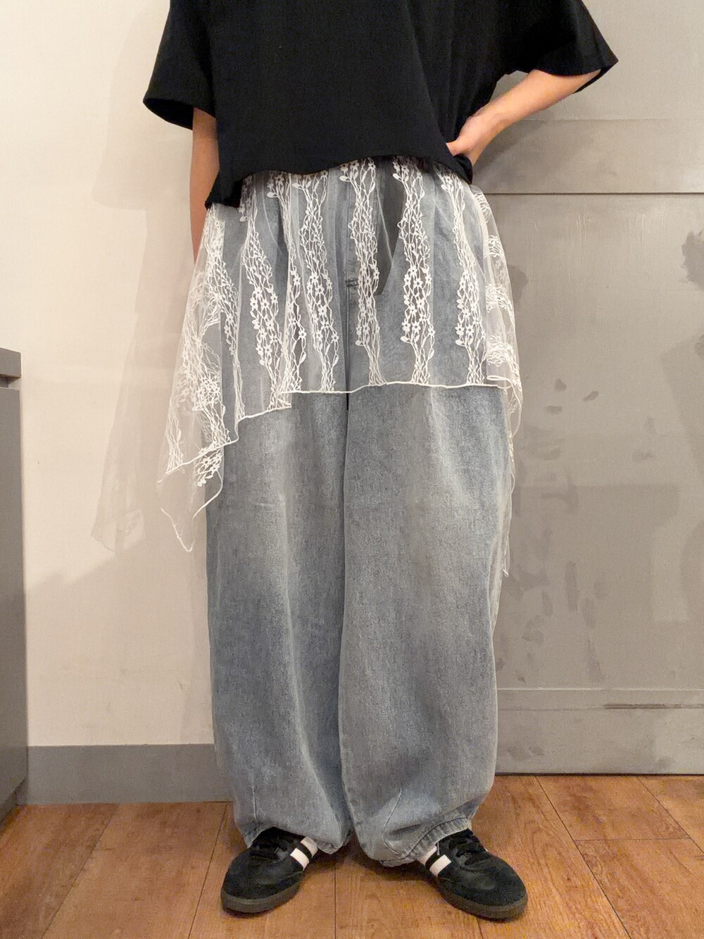 ブルー系のその他パンツ、ブラック系のTシャツ/カットソー、グレー系のキャップを着用したレディースの夏コーディネートの5枚目の写真