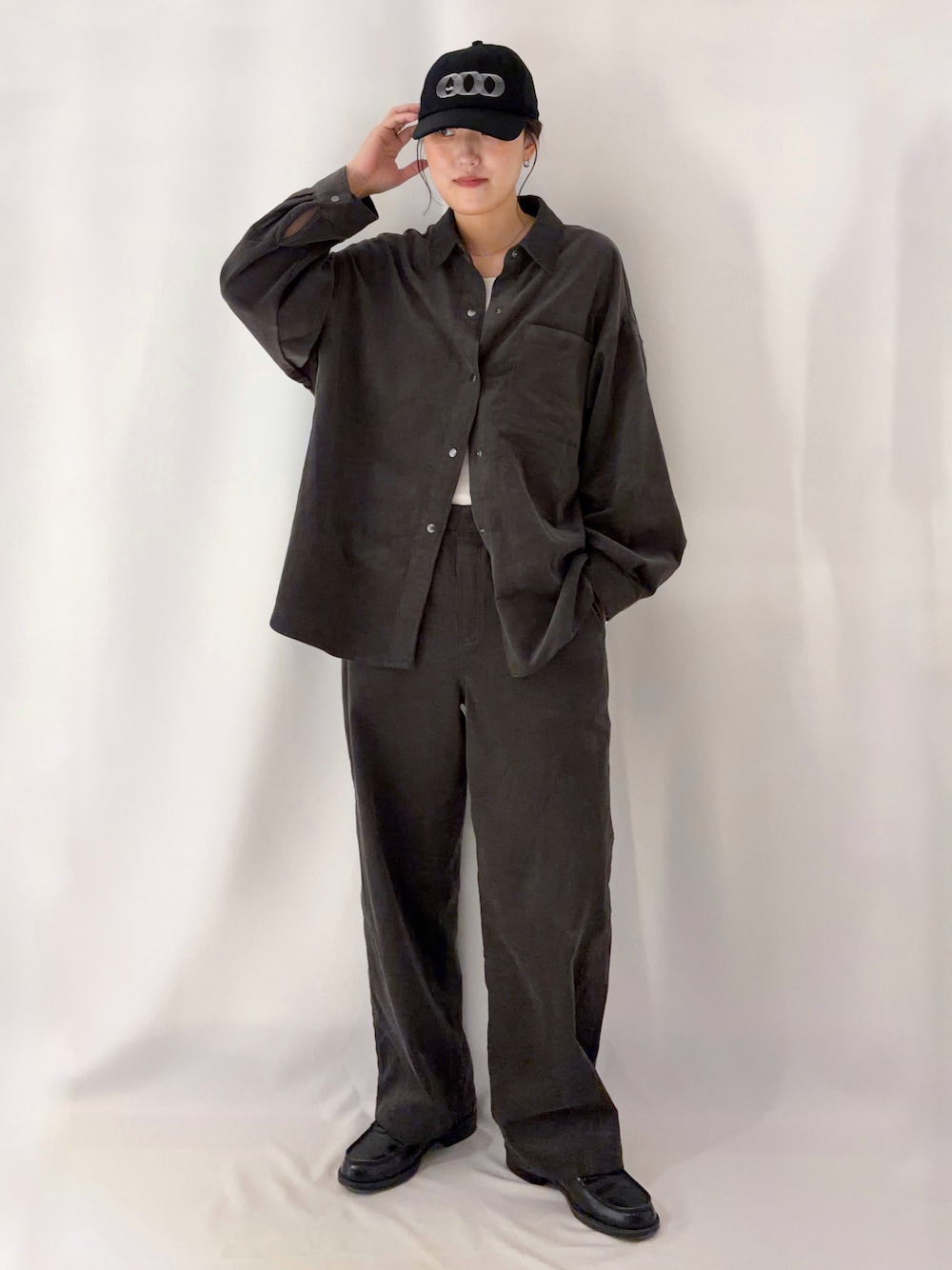 グレー系のシャツ/ブラウス、グレー系のその他パンツ、ブラック系のキャップを着用したレディースの秋コーディネートの4枚目の写真
