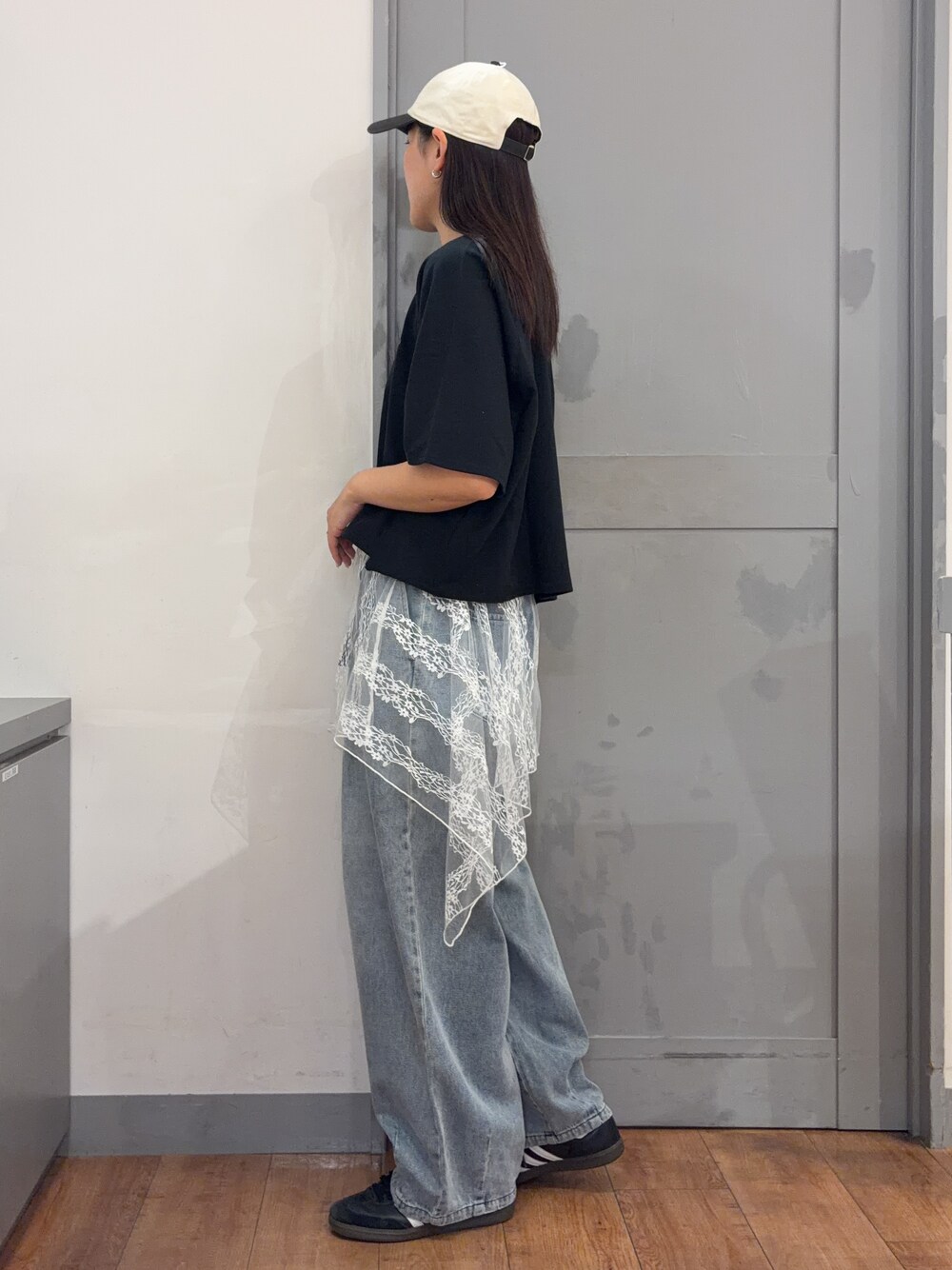 ブルー系のその他パンツ、ブラック系のTシャツ/カットソー、グレー系のキャップを着用したレディースの夏コーディネートの2枚目の写真