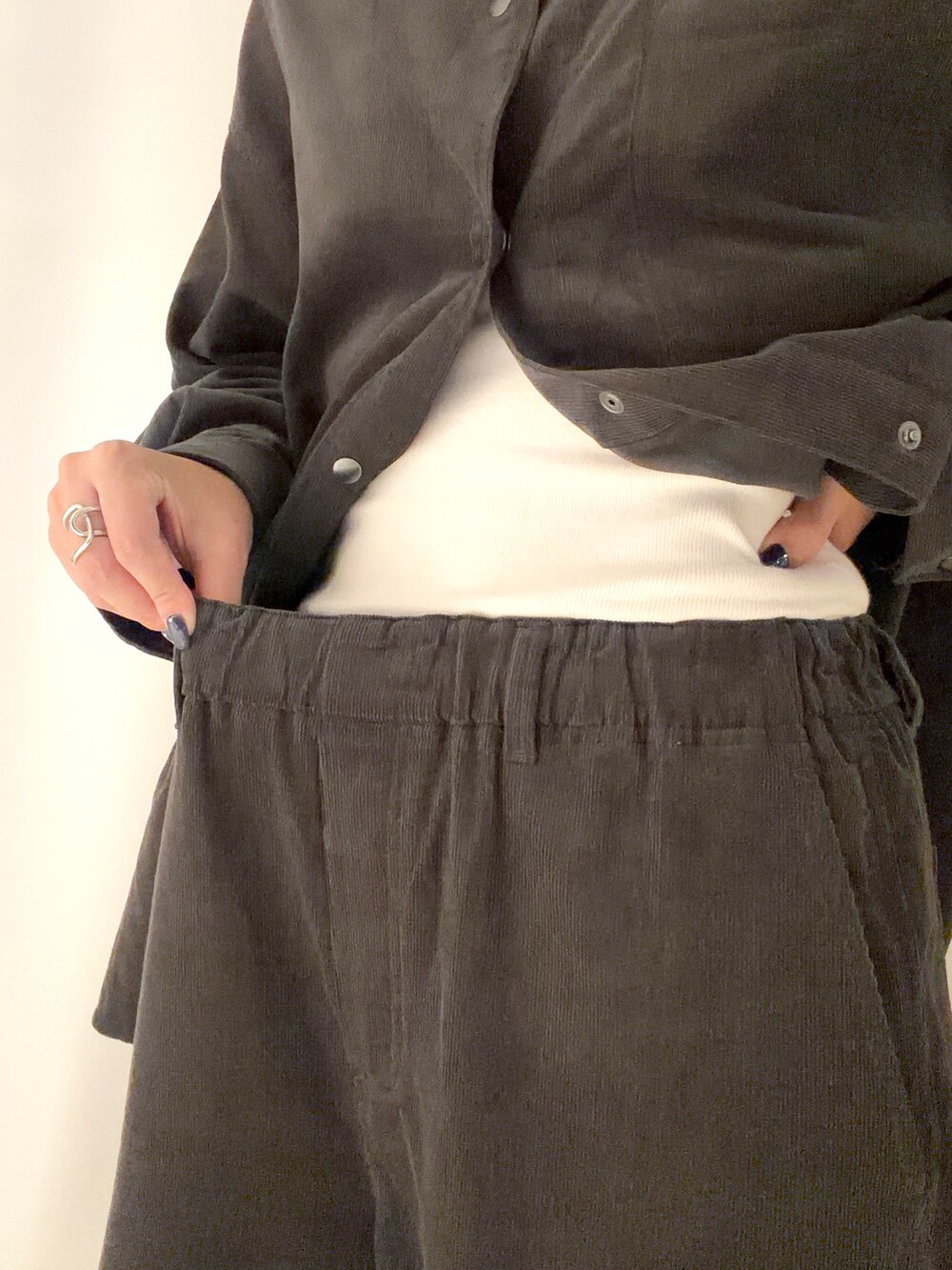 グレー系のシャツ/ブラウス、グレー系のその他パンツ、ブラック系のキャップを着用したレディースの秋コーディネートの7枚目の写真
