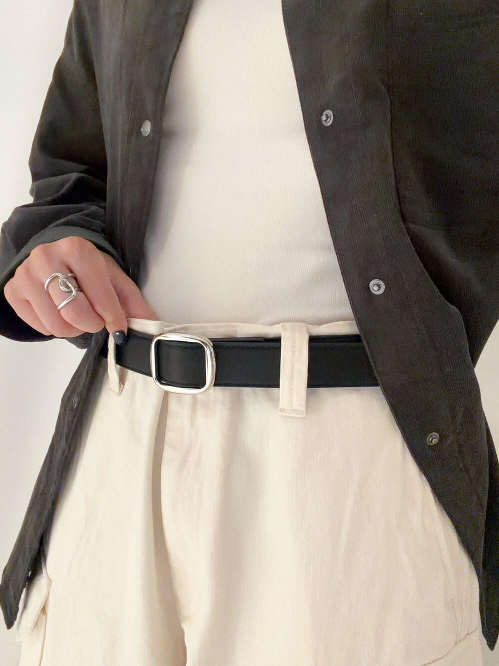 グレー系のシャツ/ブラウス、ホワイト系のその他パンツ、ブラック系のベルトを着用したレディースの秋コーディネートの5枚目の写真