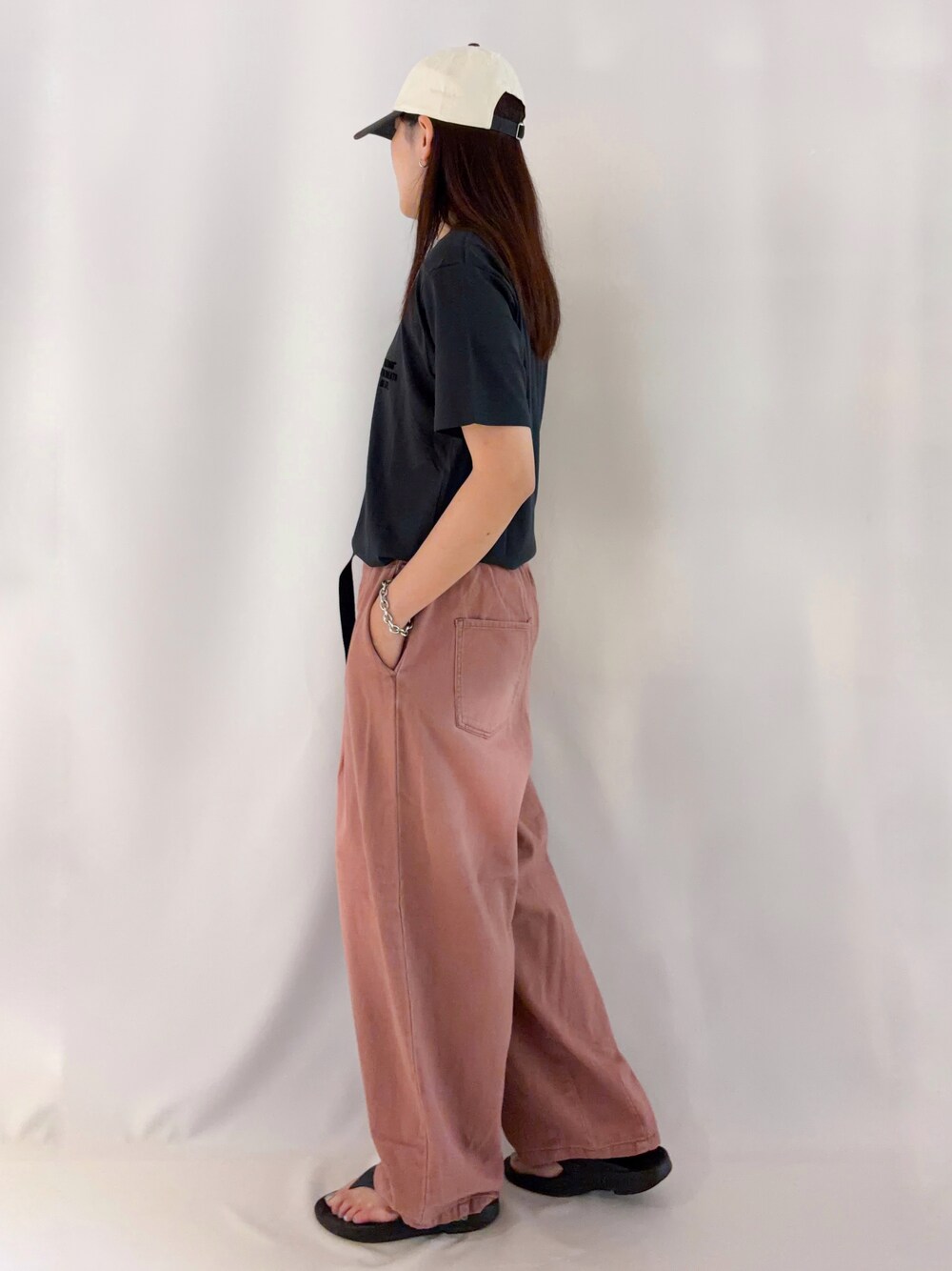 グレー系のTシャツ/カットソーを着用したレディースの夏コーディネートの2枚目の写真
