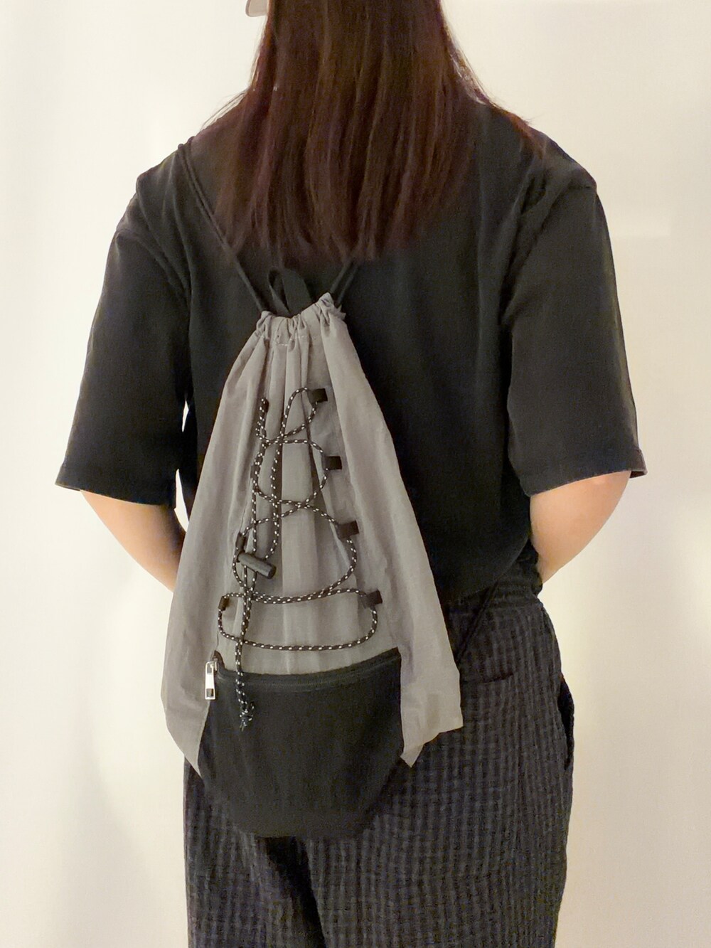 ブラック系のTシャツ/カットソー、ブラック系のその他パンツ、グレー系のショルダーバッグを着用したレディースの夏コーディネートの7枚目の写真