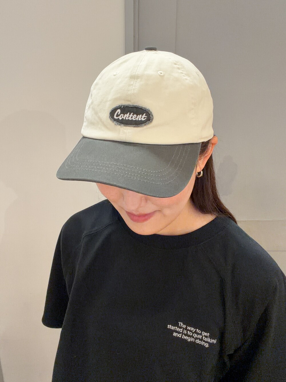 ブルー系のその他パンツ、ブラック系のTシャツ/カットソー、グレー系のキャップを着用したレディースの夏コーディネートの6枚目の写真