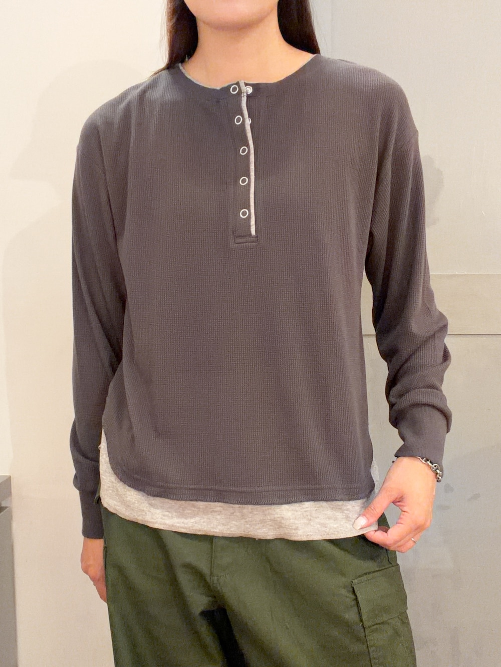 グリーン系のその他パンツ、グレー系のTシャツ/カットソー、グレー系のキャップを着用したレディースの秋コーディネートの4枚目の写真