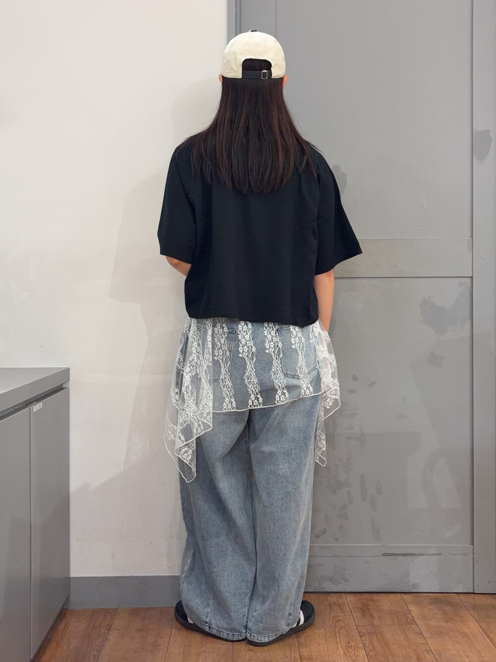 ブルー系のその他パンツ、ブラック系のTシャツ/カットソー、グレー系のキャップを着用したレディースの夏コーディネートの3枚目の写真