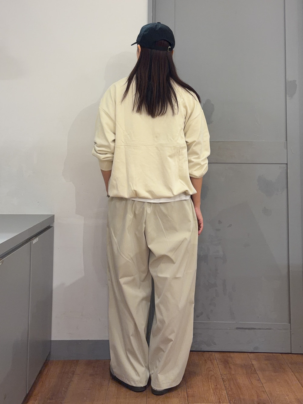 グレー系のその他パンツ、ベージュ系のスウェット、ホワイト系のTシャツ/カットソーを着用したレディースの秋コーディネートの3枚目の写真