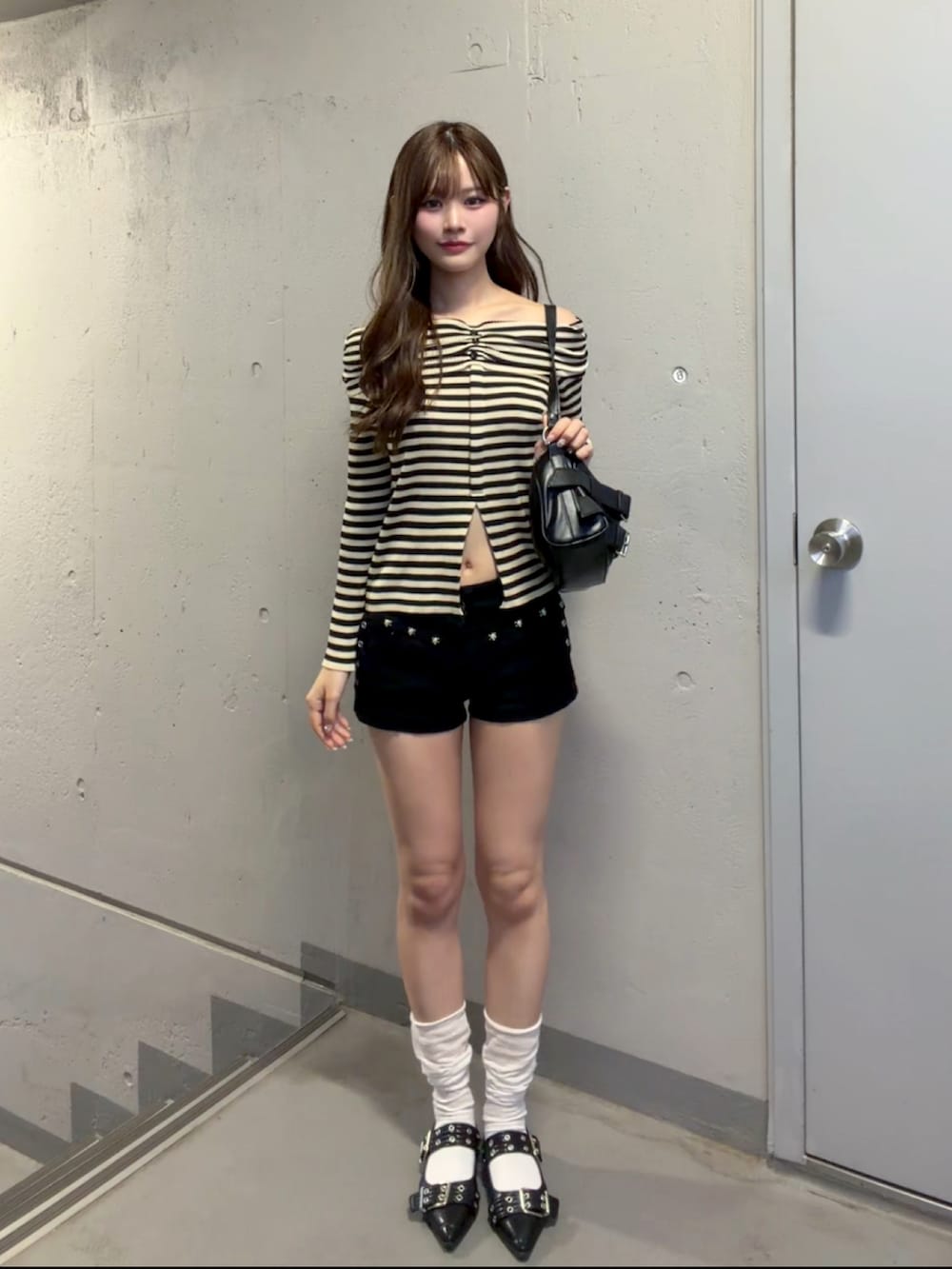 ホワイト系のシャツ/ブラウス、ブラック系のデニムパンツ、ブラック系のショルダーバッグを着用したレディースの夏コーディネートの2枚目の写真