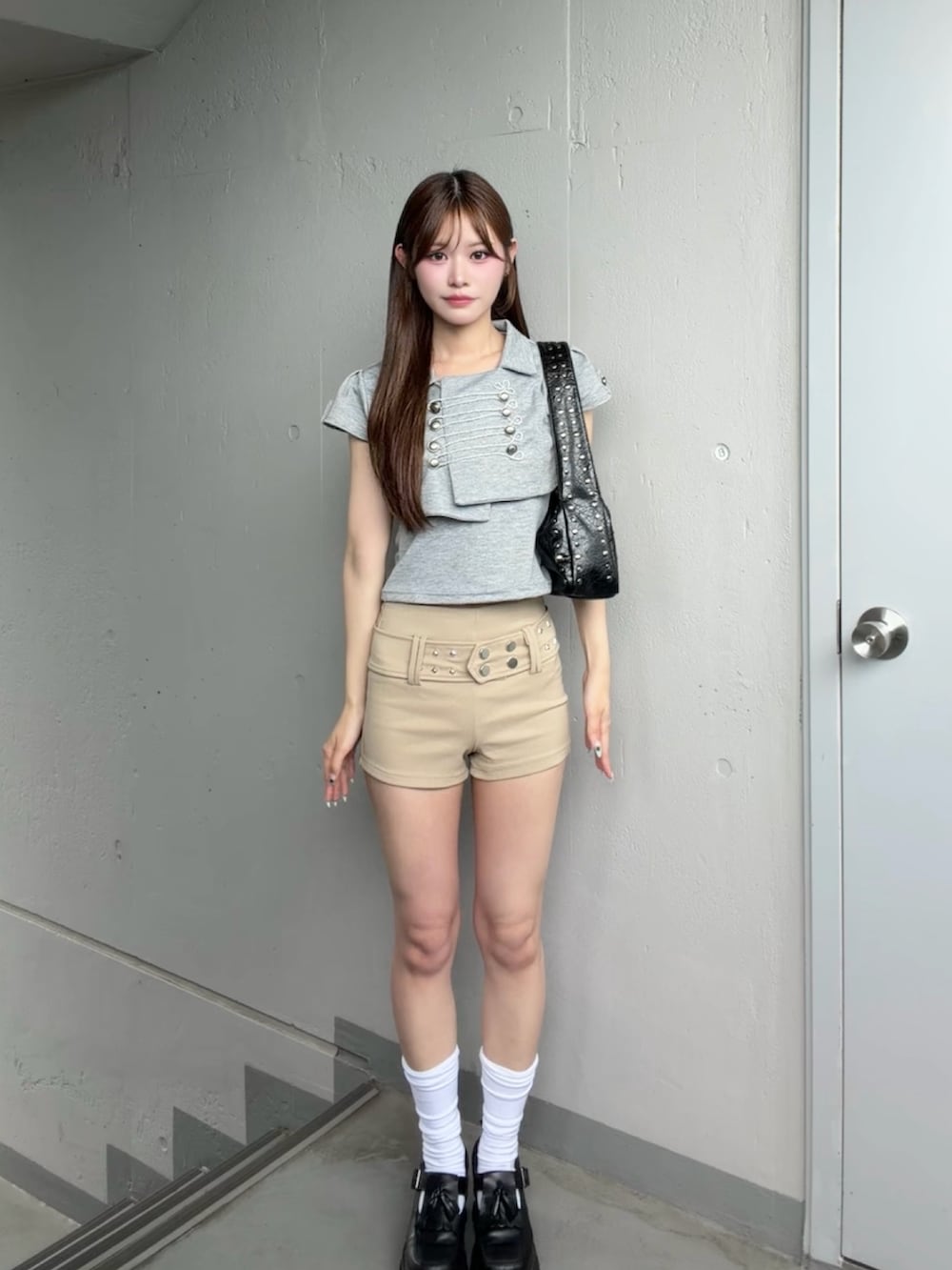 ベージュ系のスウェットパンツ、ブラック系のその他シューズ、グレー系のシャツ/ブラウスを着用したレディースの夏コーディネートの2枚目の写真