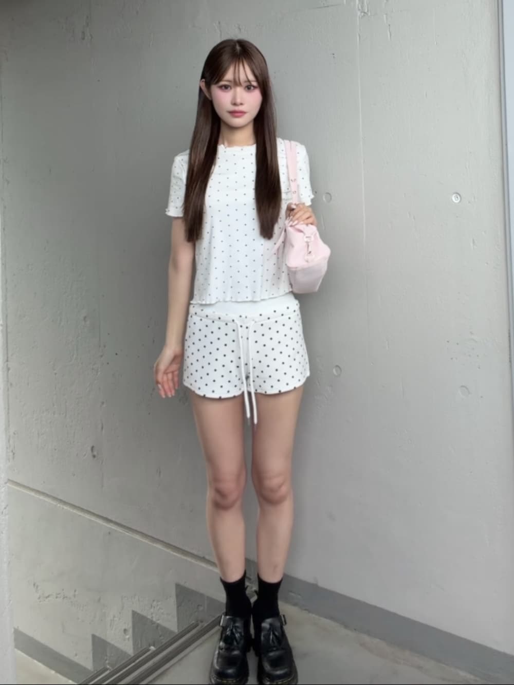 ホワイト系のスウェットパンツ、ホワイト系のTシャツ/カットソー、ピンク系のショルダーバッグを着用したレディースの夏コーディネートの2枚目の写真