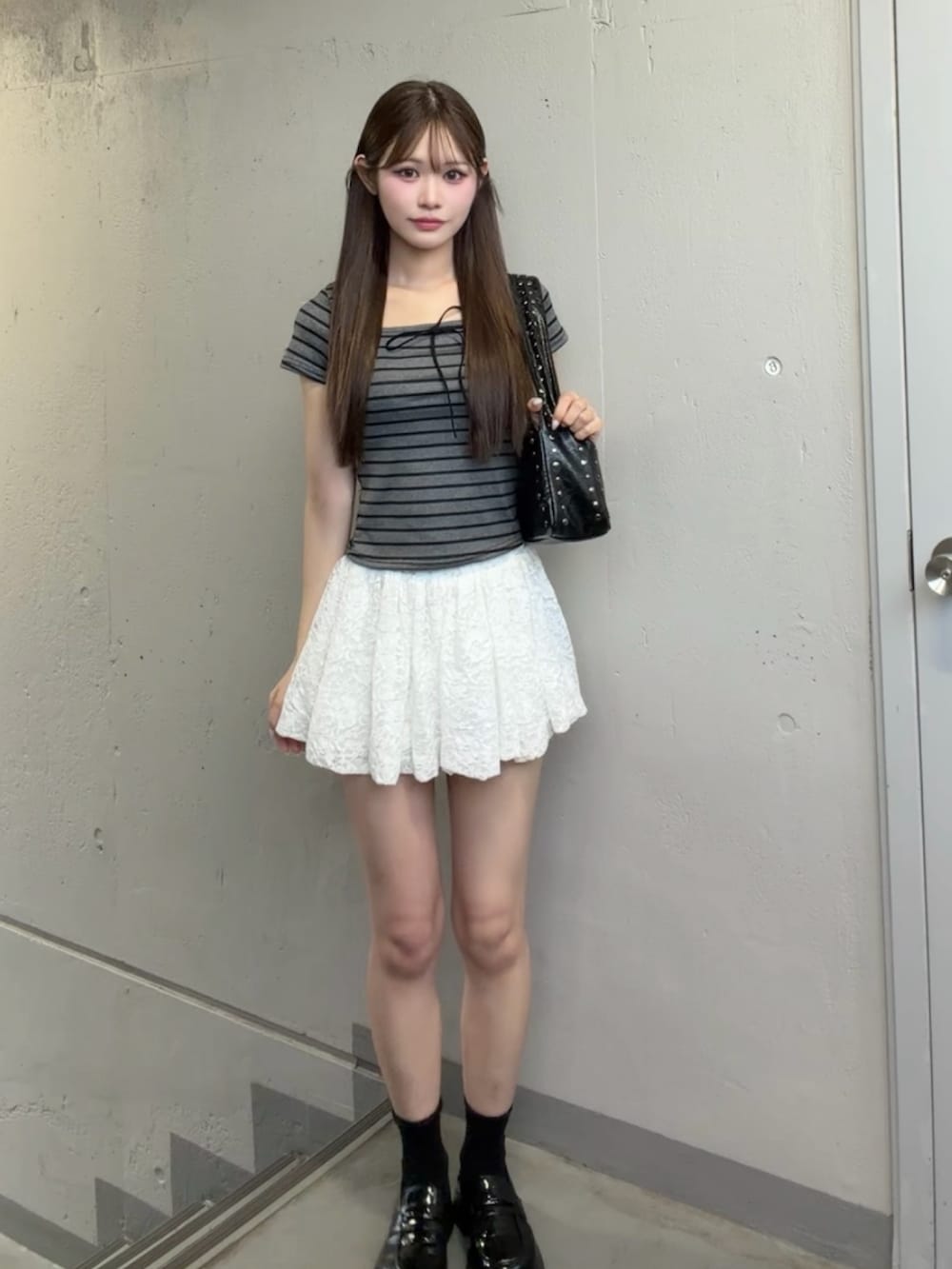 ホワイト系のスウェットパンツ、グレー系のシャツ/ブラウス、ブラック系のショルダーバッグを着用したレディースの夏コーディネートの2枚目の写真