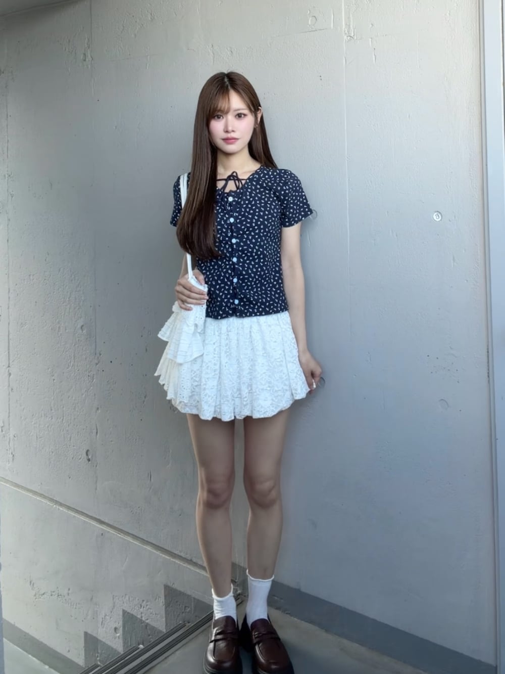 ホワイト系のスウェットパンツ、ブルー系のシャツ/ブラウスを着用したレディースの夏コーディネートの2枚目の写真