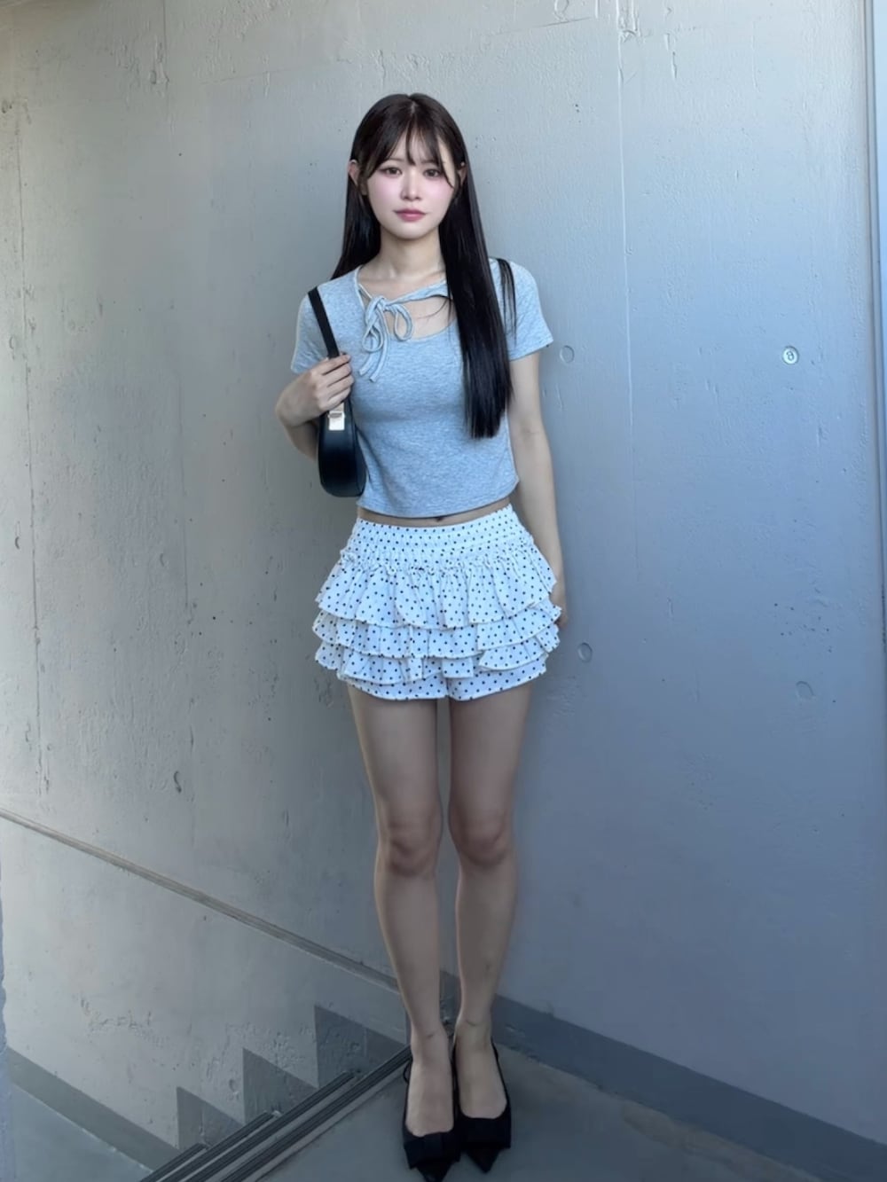 ホワイト系のスカート、グレー系のTシャツ/カットソーを着用したレディースの夏コーディネートの2枚目の写真