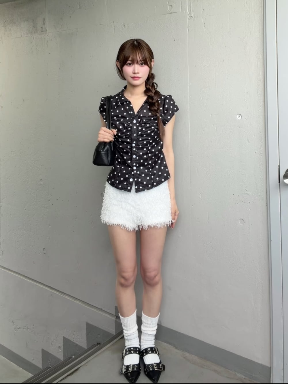 ホワイト系のスウェットパンツ、ブラック系のシャツ/ブラウスを着用したレディースの夏コーディネートの2枚目の写真