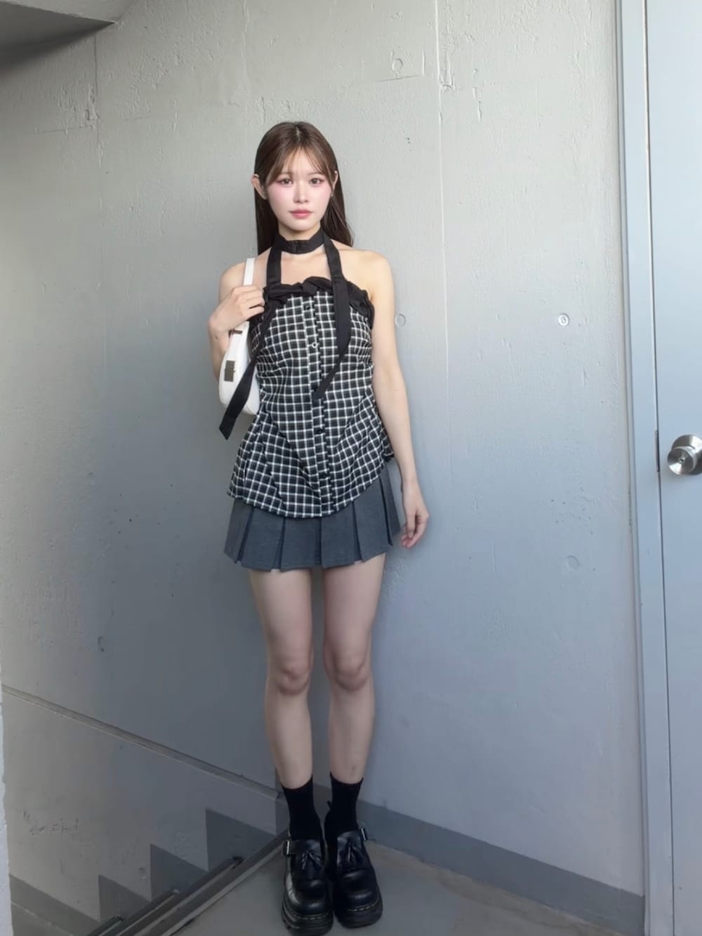 ブラック系のチューブトップ、グレー系のスカートを着用したレディースの夏コーディネートの2枚目の写真