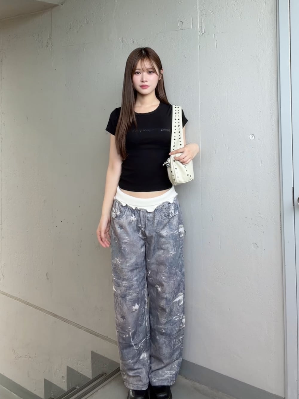 グリーン系のスウェットパンツ、ブラック系のTシャツ/カットソー、ホワイト系のショルダーバッグを着用したレディースの夏コーディネートの2枚目の写真