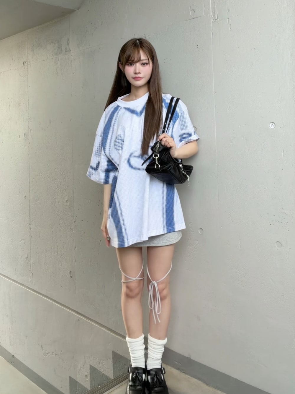 ブルー系のTシャツ/カットソー、ブラック系のショルダーバッグ、グレー系のスウェットパンツを着用したレディースの夏コーディネートの2枚目の写真