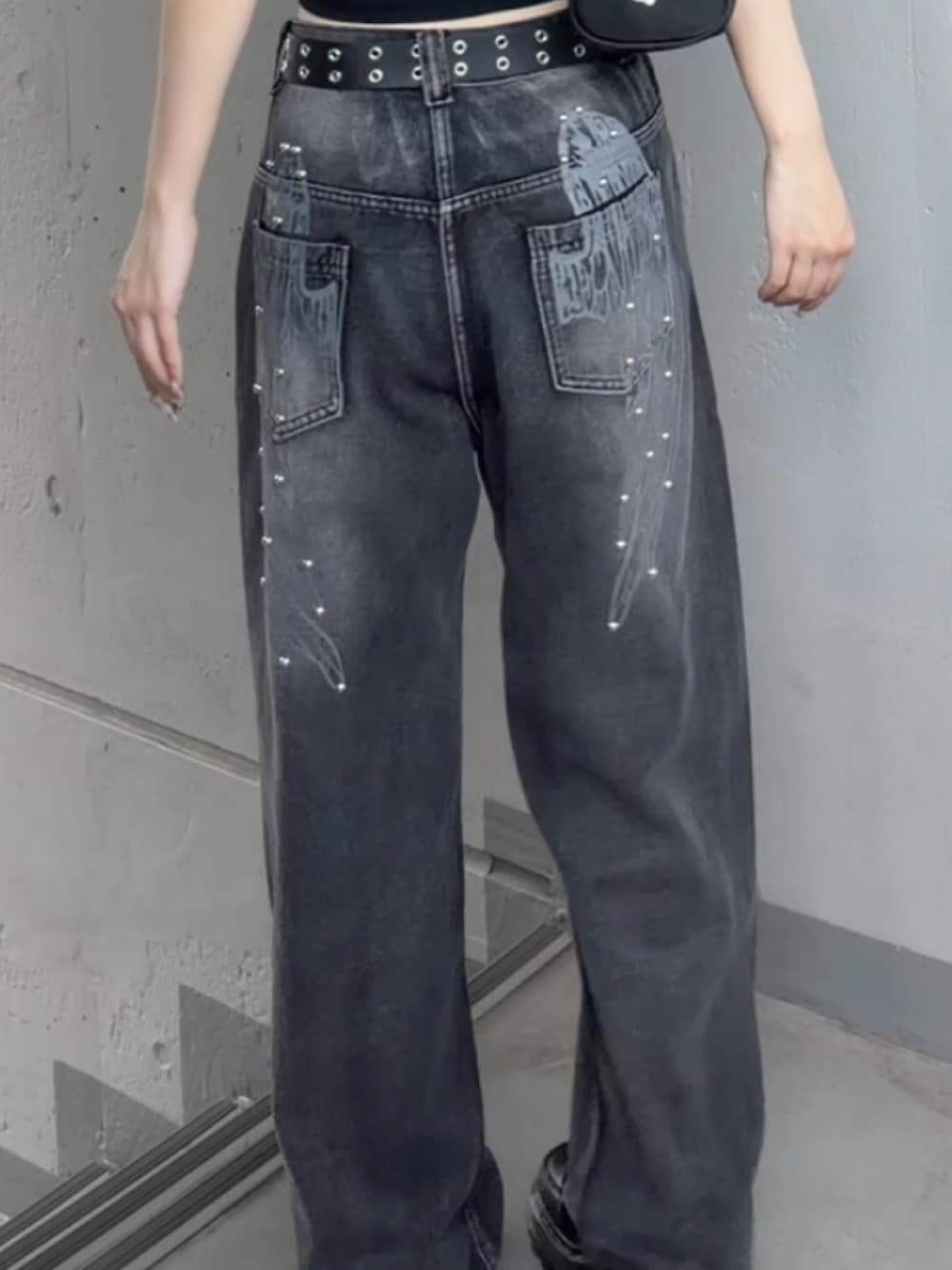 ブラック系のデニムパンツ、ブラック系のタンクトップ、ブラック系のショルダーバッグを着用したレディースの夏コーディネートの3枚目の写真
