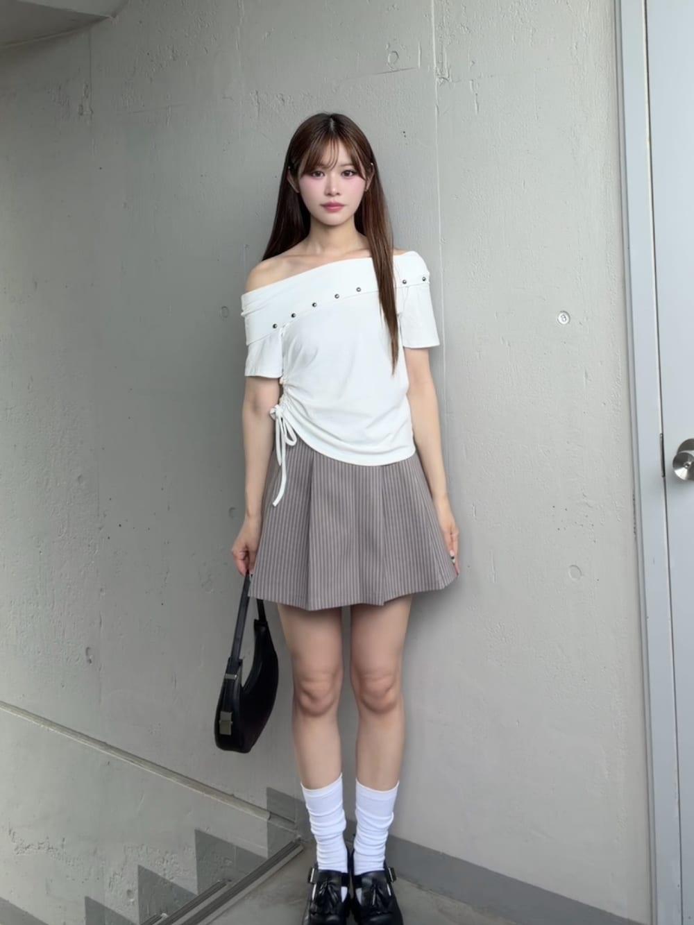 ホワイト系のTシャツ/カットソー、グレー系のスカートを着用したレディースの夏コーディネートの2枚目の写真