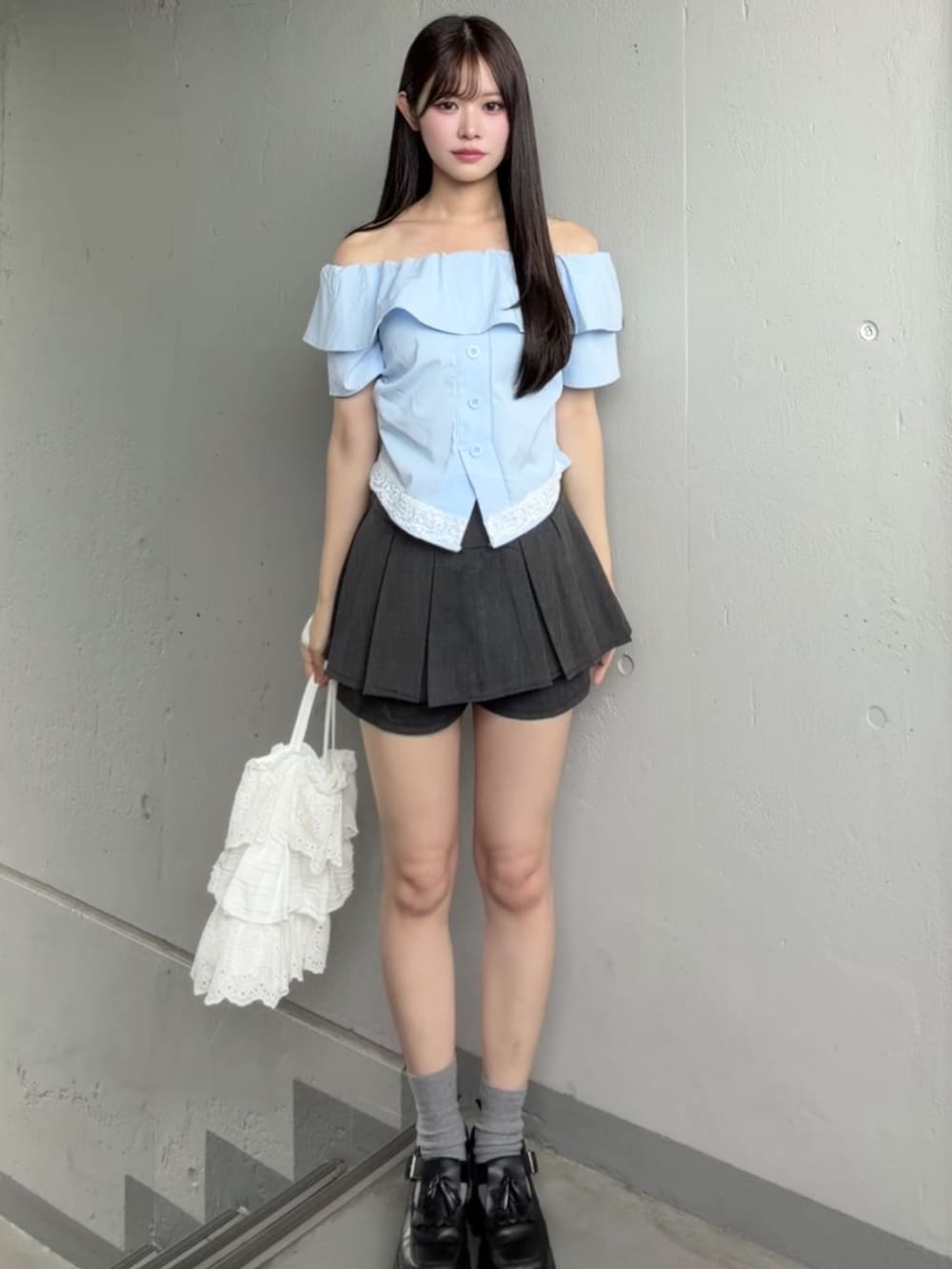 グレー系のスカート、ブルー系のTシャツ/カットソーを着用したレディースの秋コーディネートの2枚目の写真