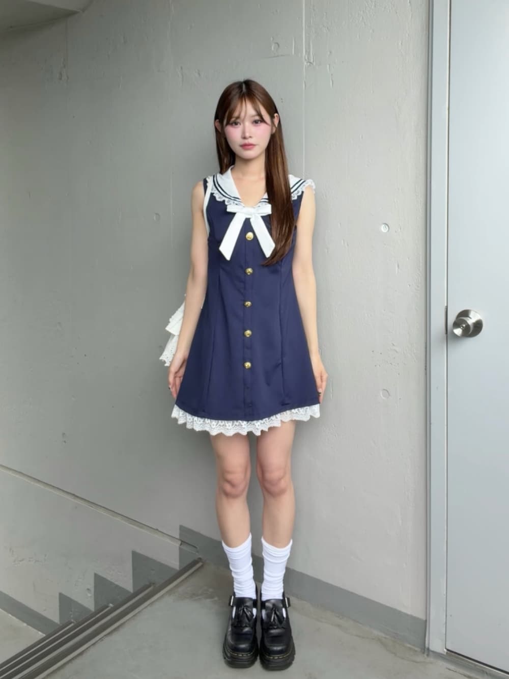 ブルー系のワンピース、ブラック系のその他シューズを着用したレディースの夏コーディネートの2枚目の写真